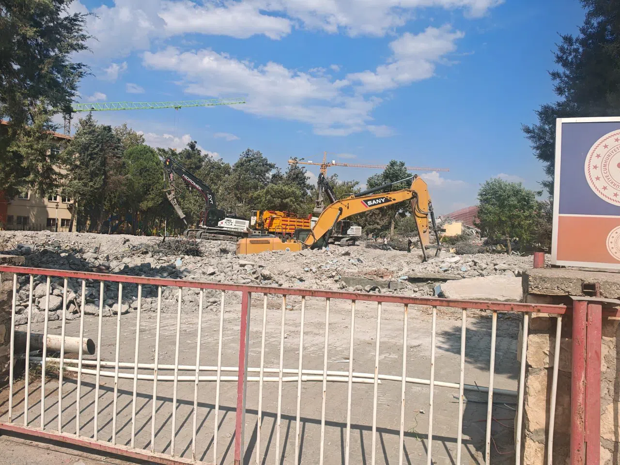 Kahramanmaraş’ta Yıkım Çalışmaları Devam Ediyor