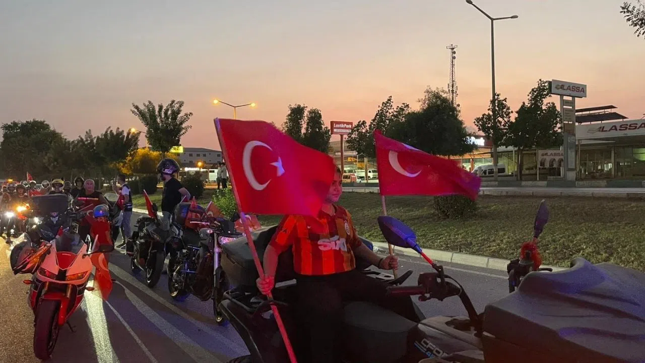 30 Ağustos Coşkusu Türk Bayraklarıyla Şehri Sardı