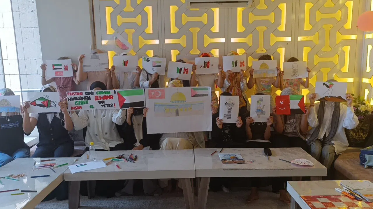 Yaz Kur'an Kursu Öğrencilerinden Gazze'ye Çizimli Destek