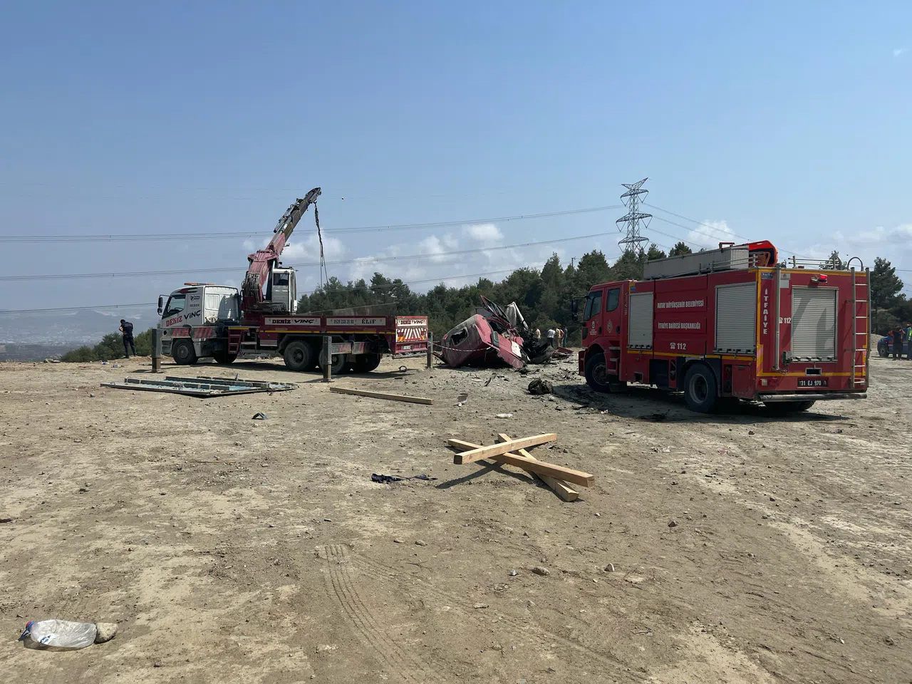 Freni Patlayan Vinç İki Aracı Biçerek Uçuruma Yuvarlandı
