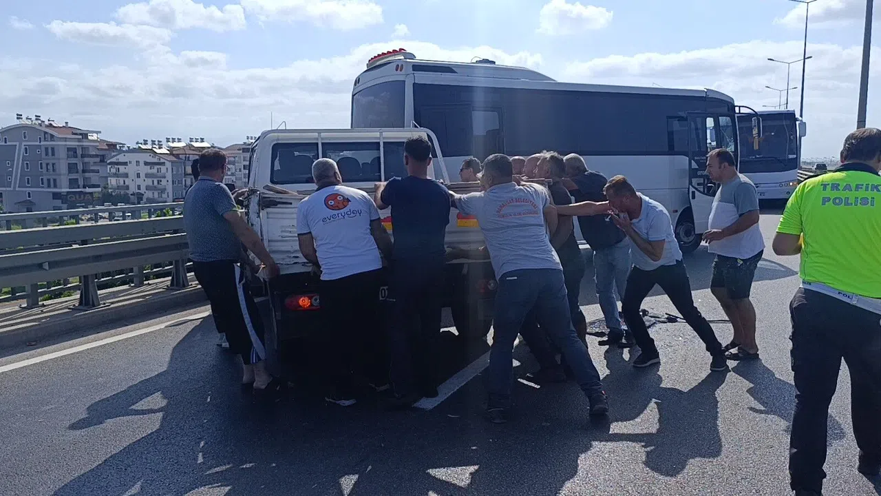 Yola Saçılan Yük Zincirleme Kazaya Yol Açtı