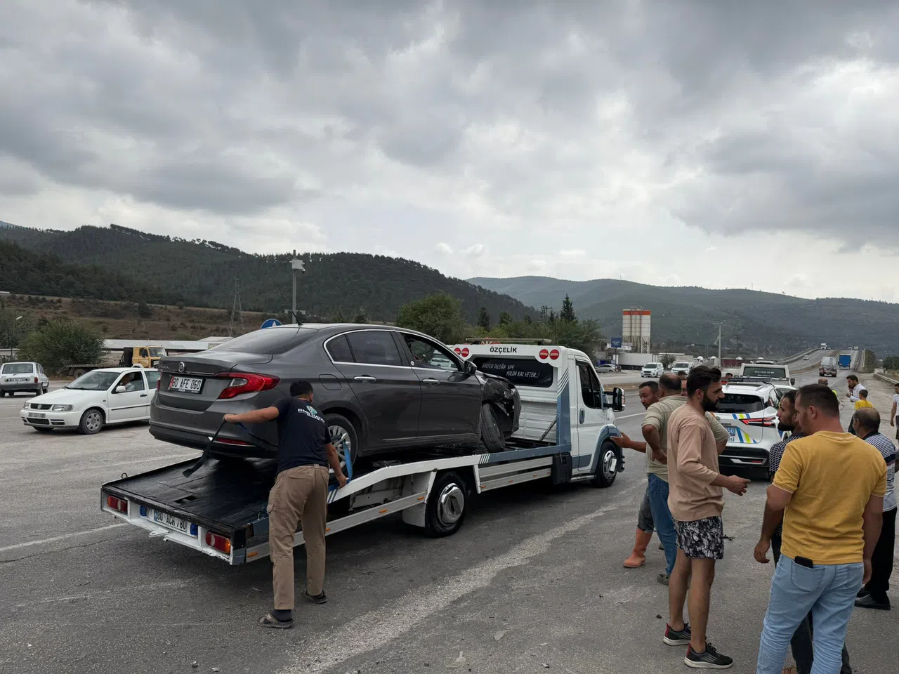 İki Otomobil Çarpıştı: 3 Yaralı