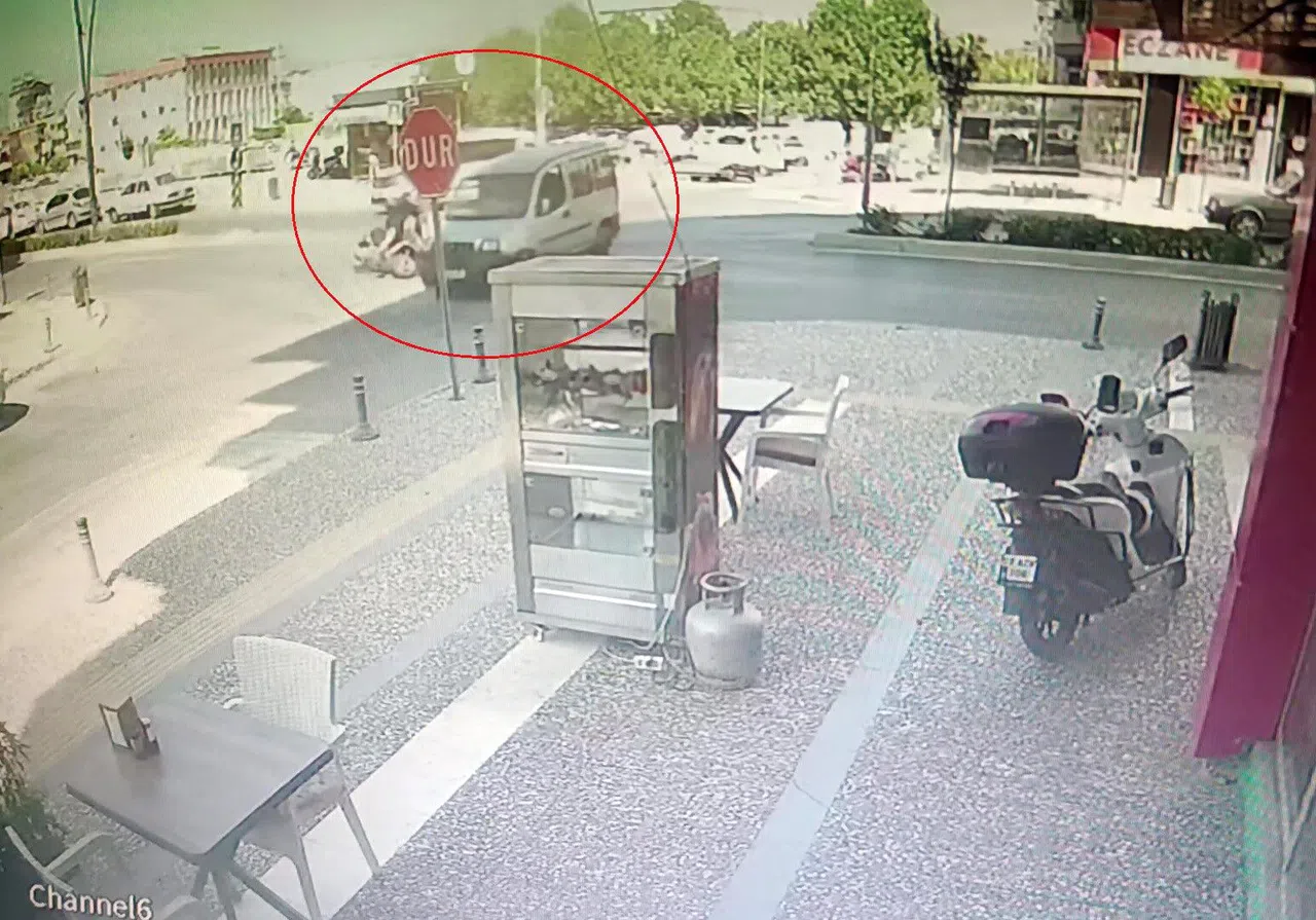 Motosiklet ile Hafif Ticari Araç Çarpıştı: 1 Yaralı