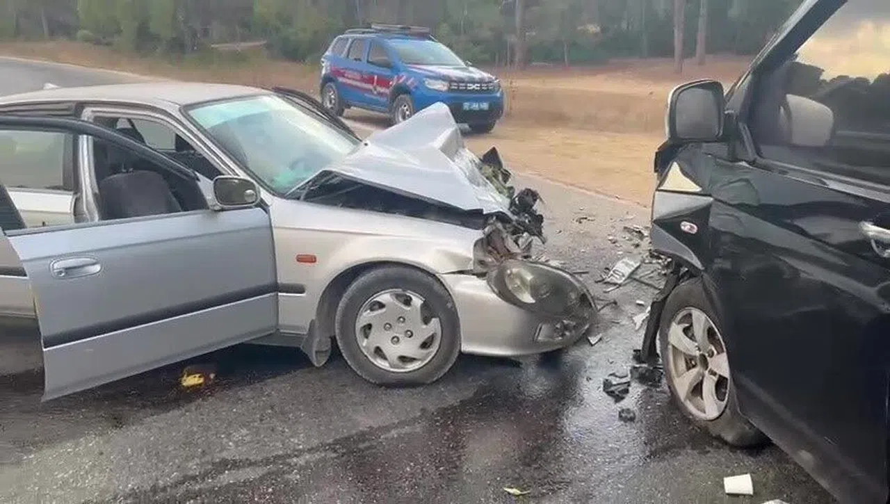 Otomobil İle Ticari Araç Çarpıştı: 3 Yaralı