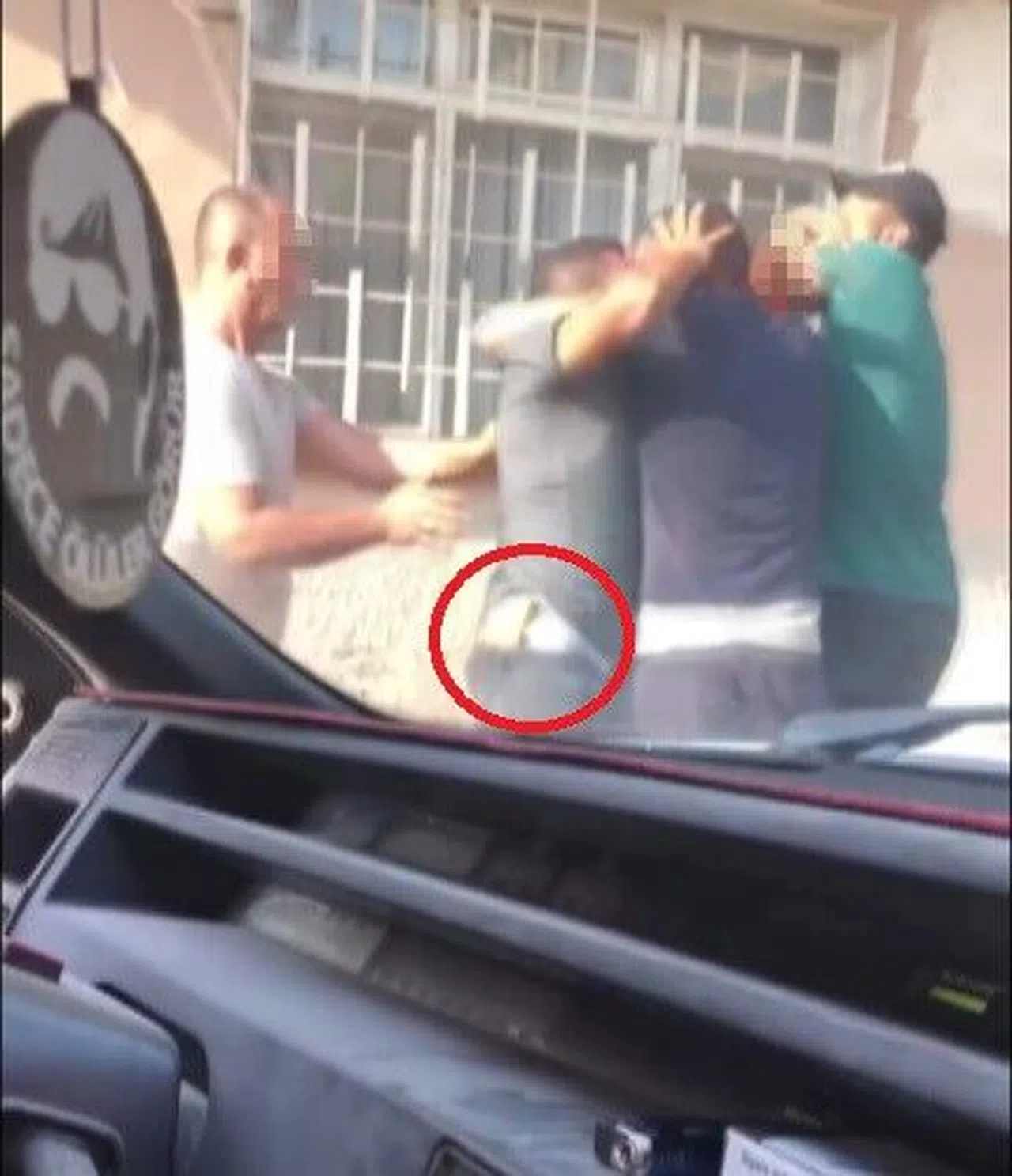 Belindeki Bıçakla Tekmeli Yumruklu Kavgaya Girdi, Sokak Boks Ringine Döndü