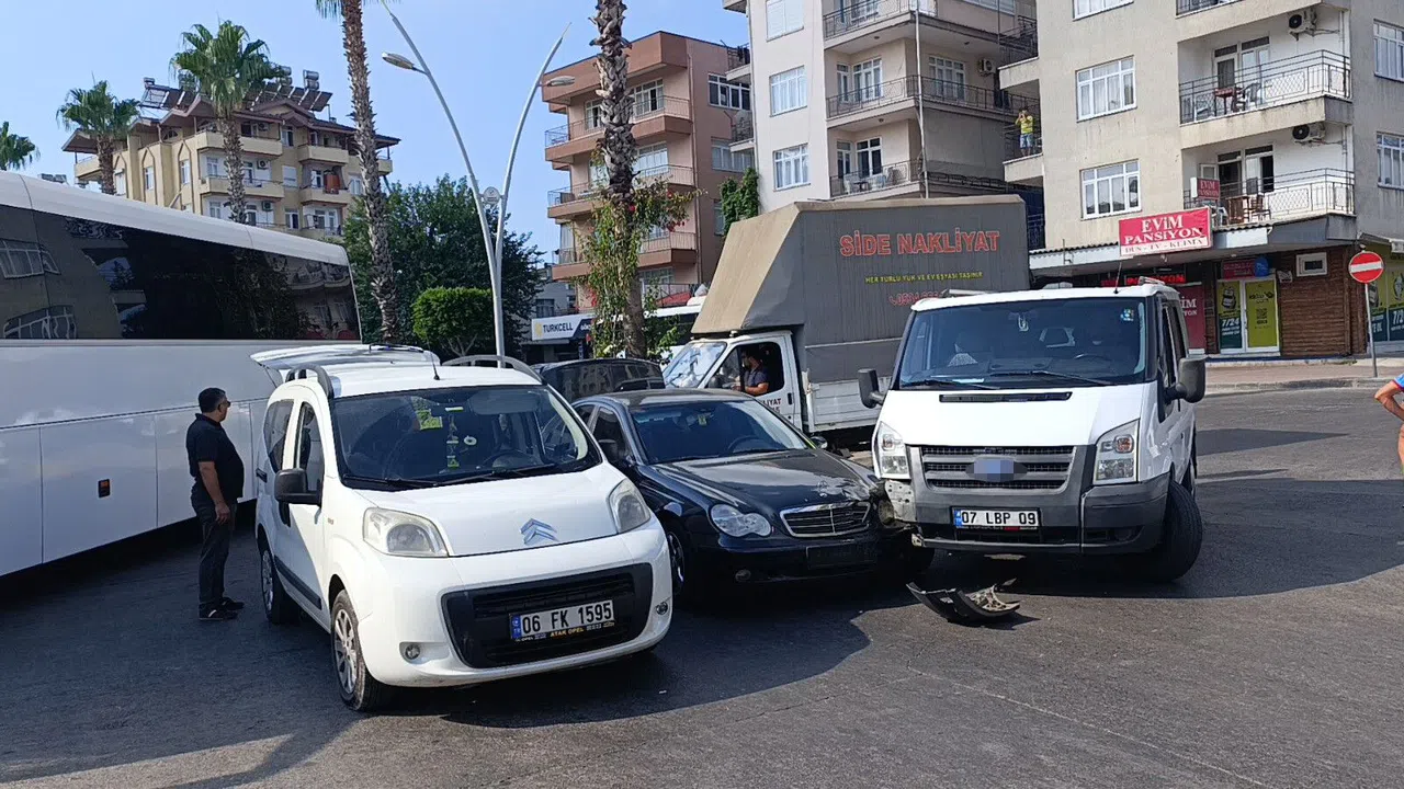 Kamyonet İle Otomobil Çarpıştı: 1 Yaralı