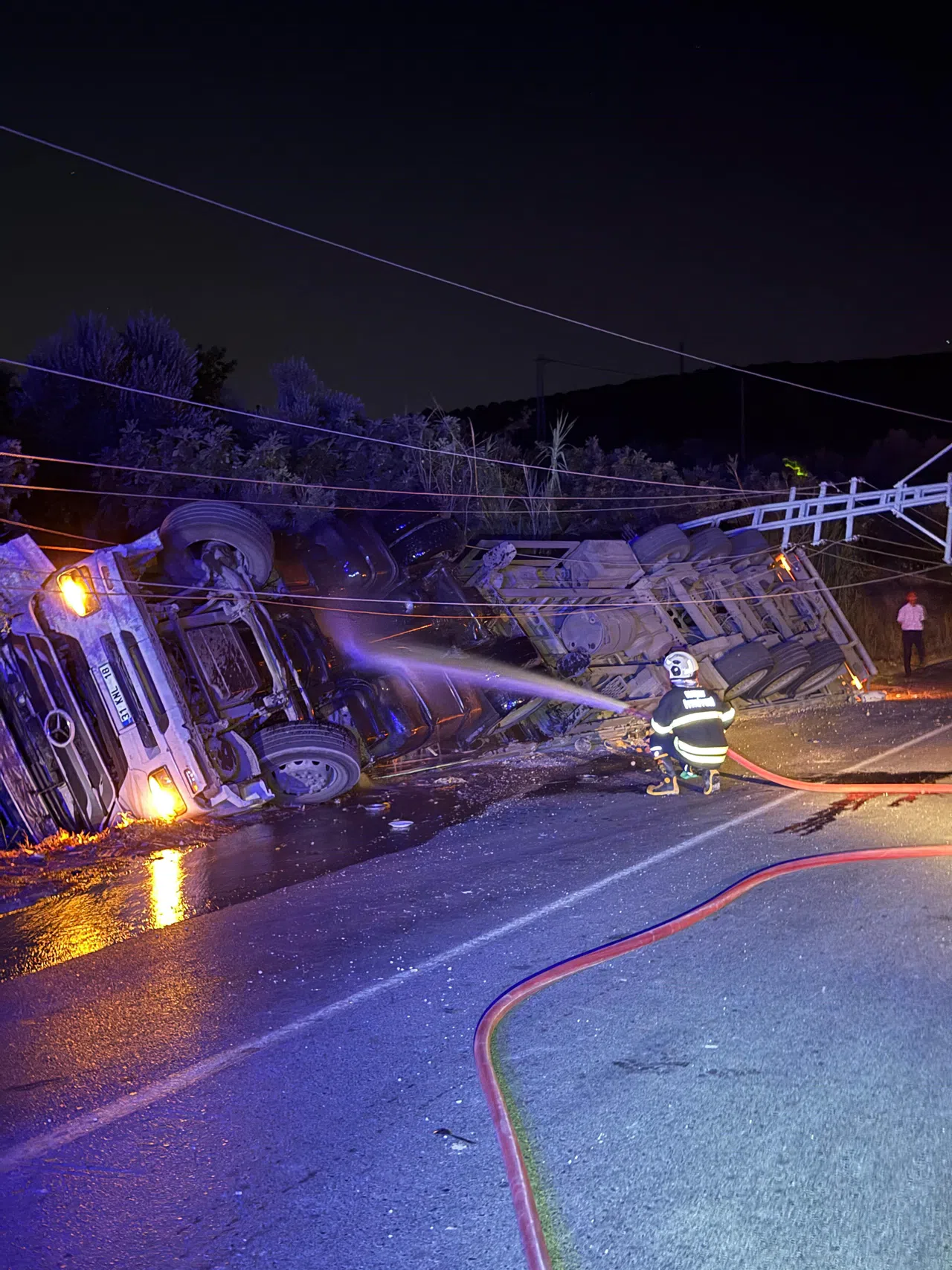 Devrilen Tırın Sürücüsü Yaralandı