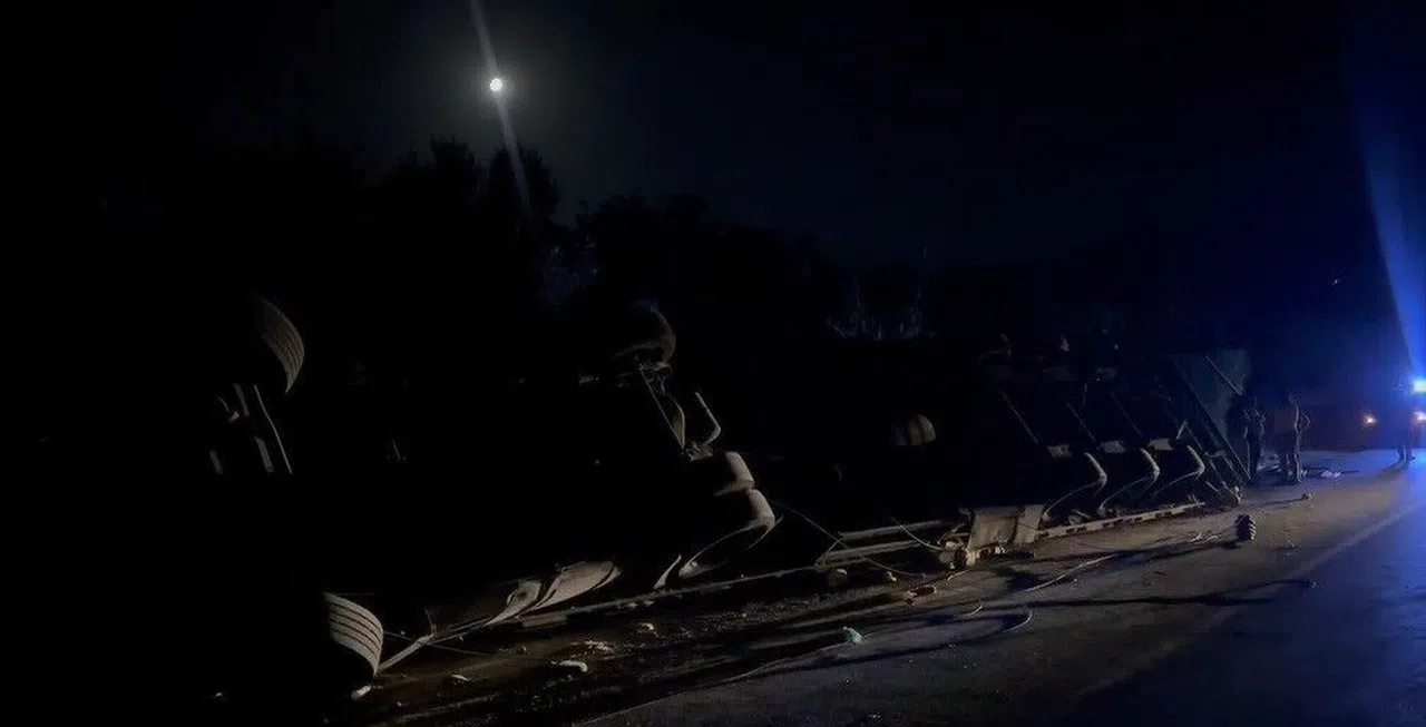 Devrilen Tırın Sürücüsü Yaralandı