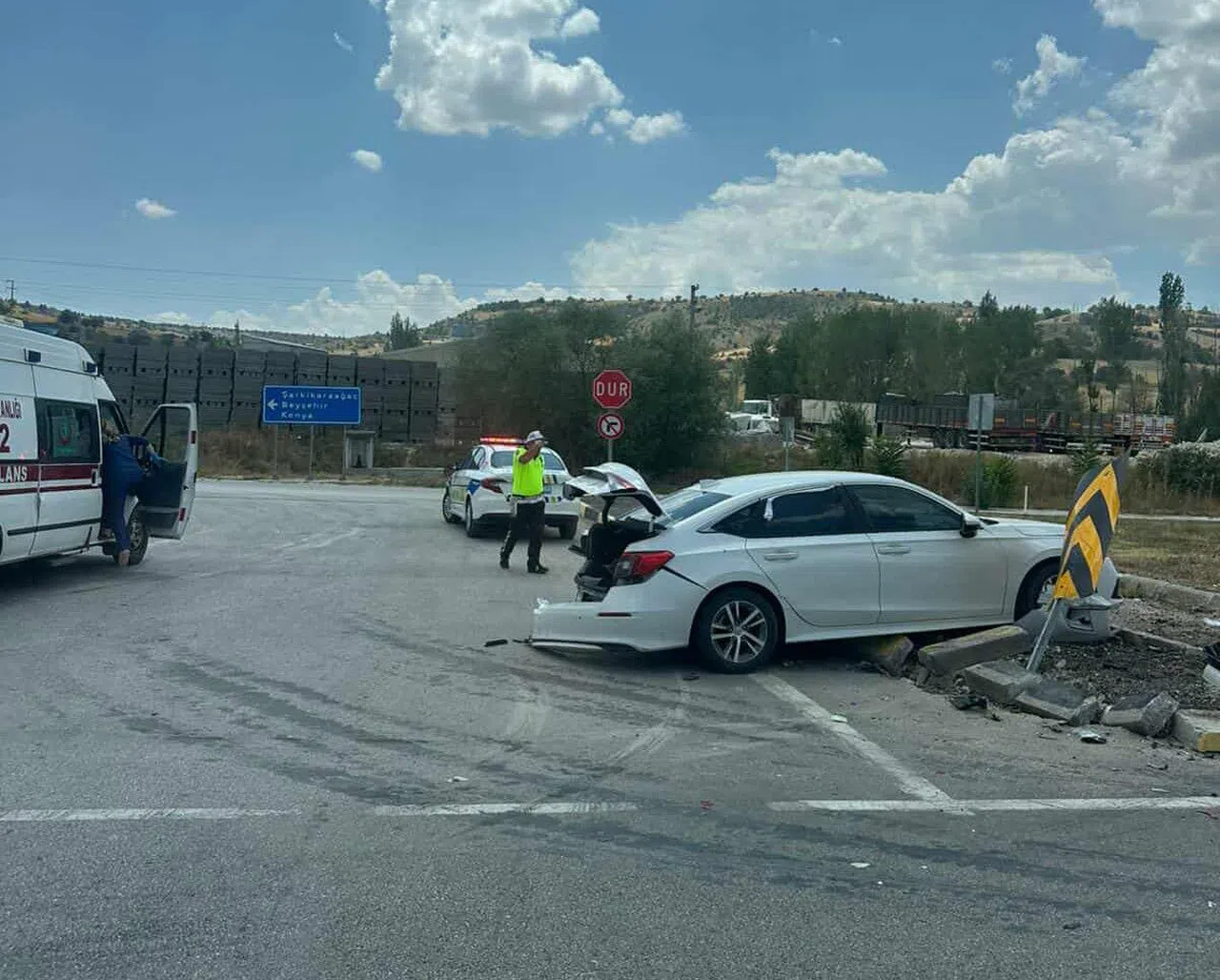 Kavşakta 2 Otomobil Çarpıştı: 2'si Çocuk 7 Yaralı