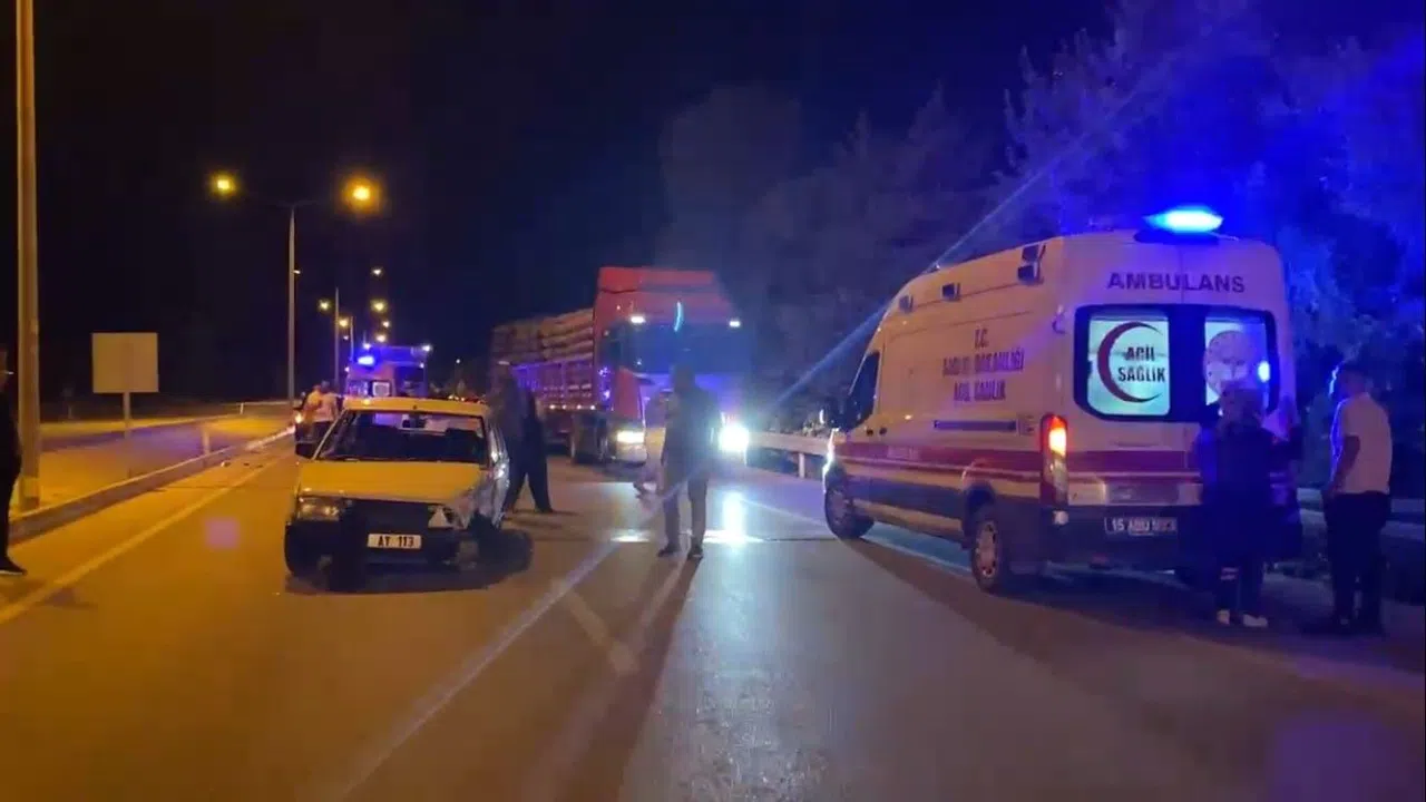 İki Otomobil Çarpıştı: 2 Yaralı