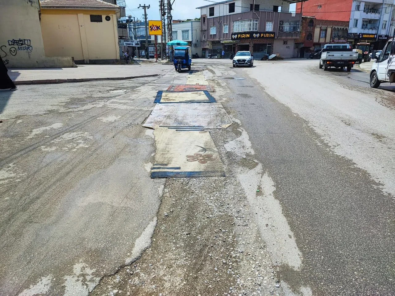 Yola Asflat Yerine Halı Serildi