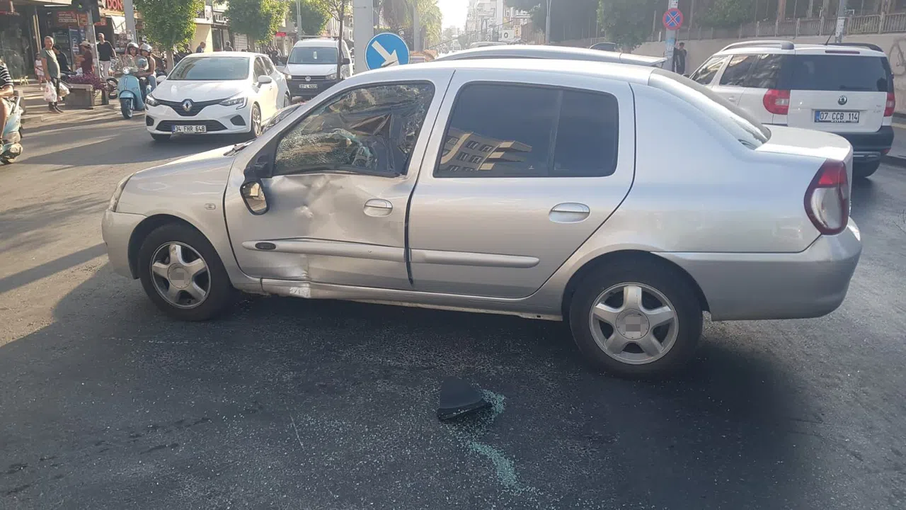 Kırmızı Işık İhlali Yaptı Otomobille Çarpıştı: 1 Yaralı