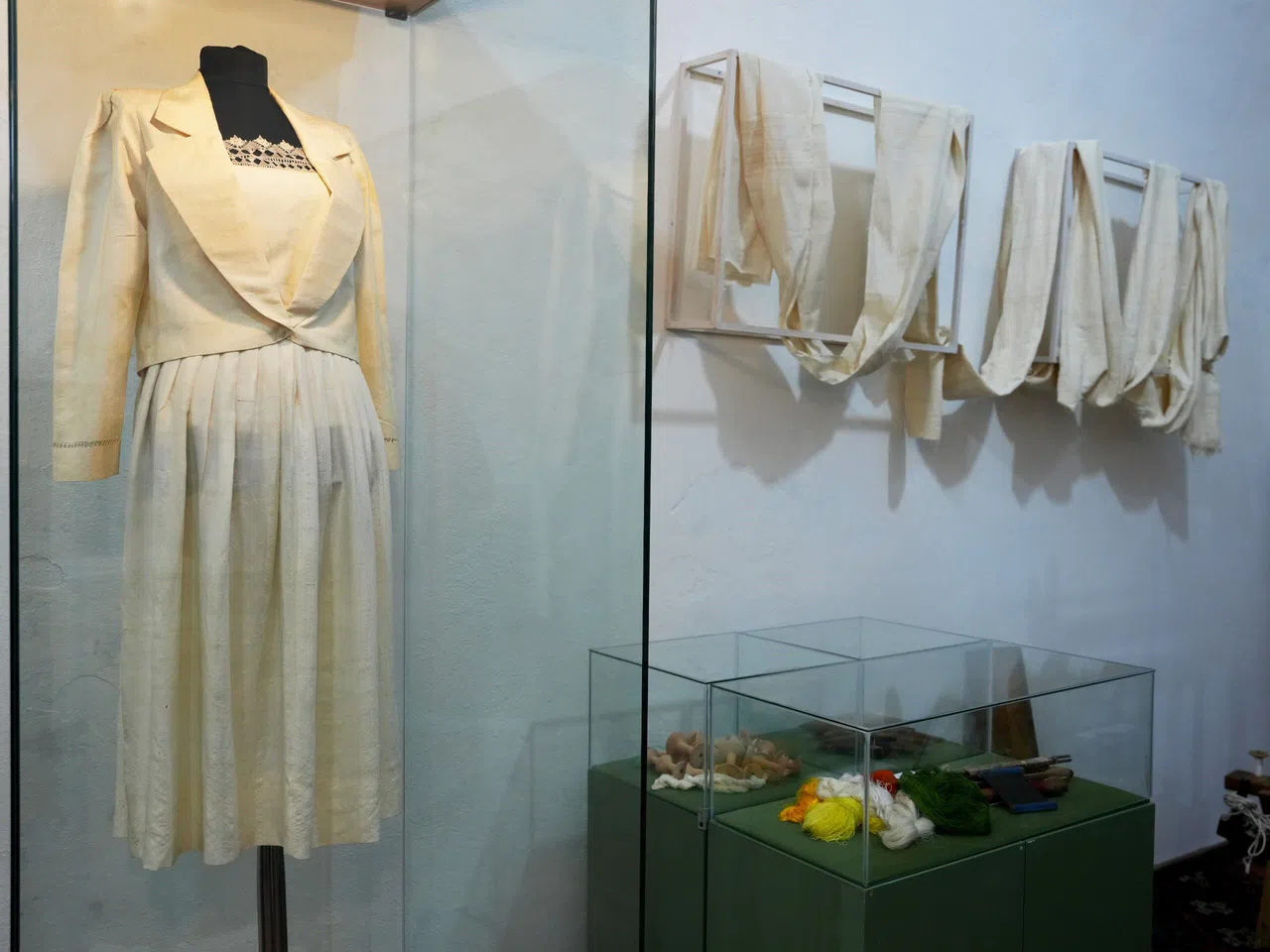 İpeğin İzinde Sergisi, Tarihi Bedesten’de Açıldı