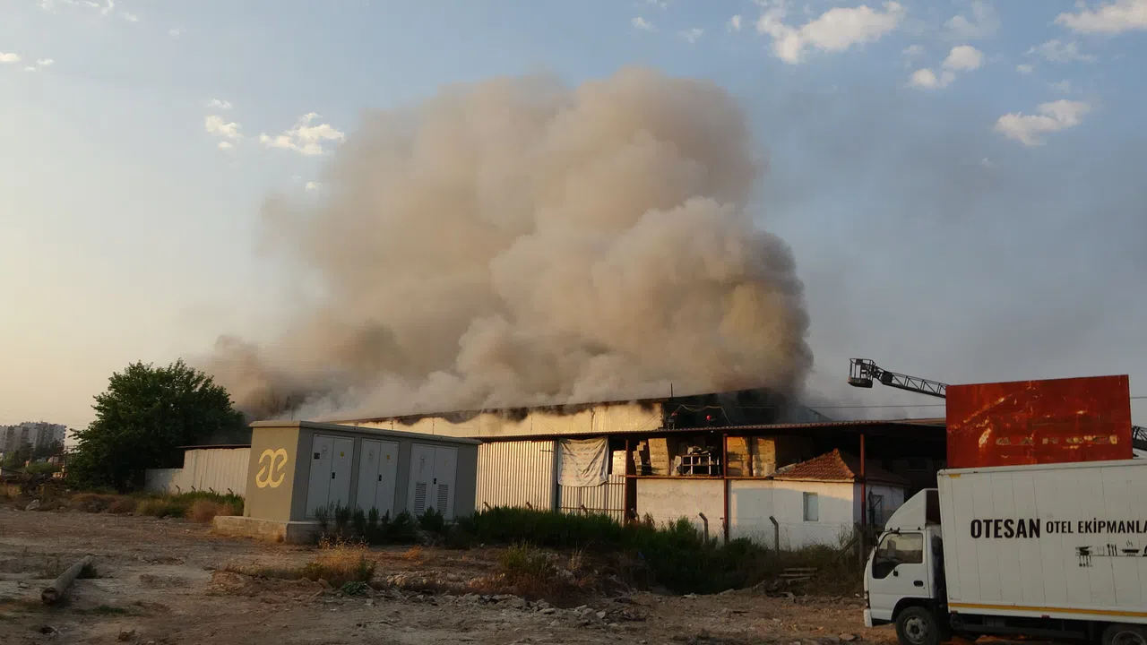 Otel Ekipmanları Deposu Alev Alev Yandı, Çalışanlar Gözyaşlarını Tutamadı