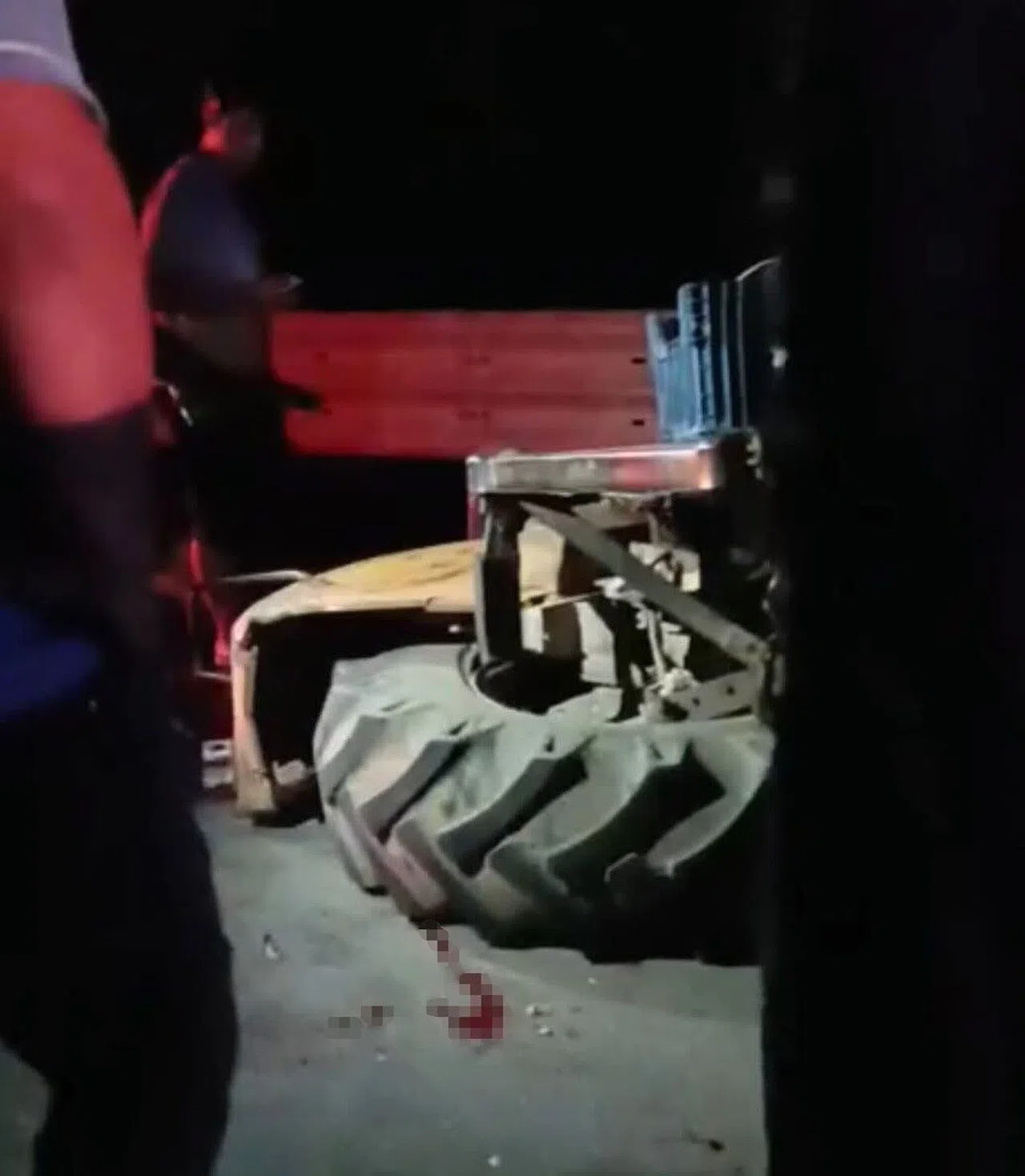 Otomobille Çarpışan Traktörün Tekeri Koptu: 2 Yaralı