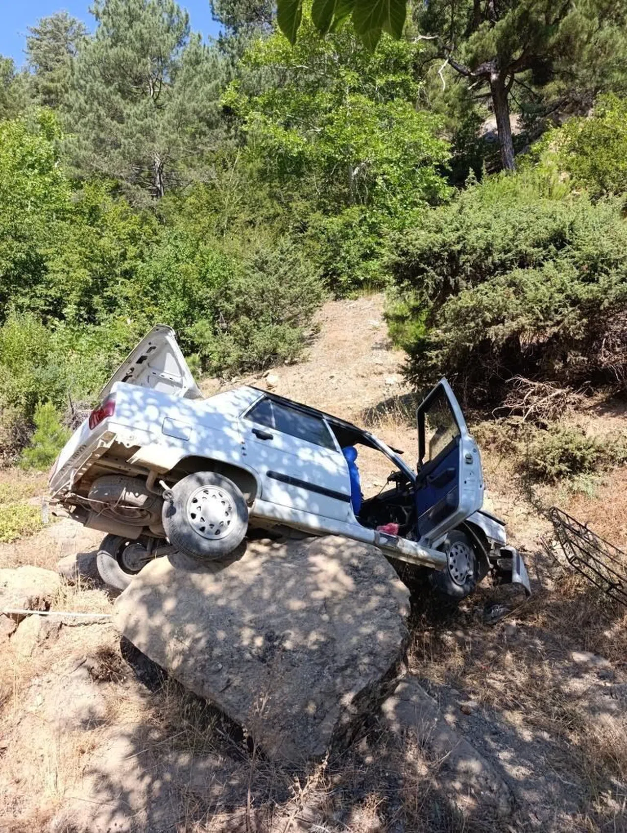 Otomobil Şarampole Devrildi: 2 Yaralı