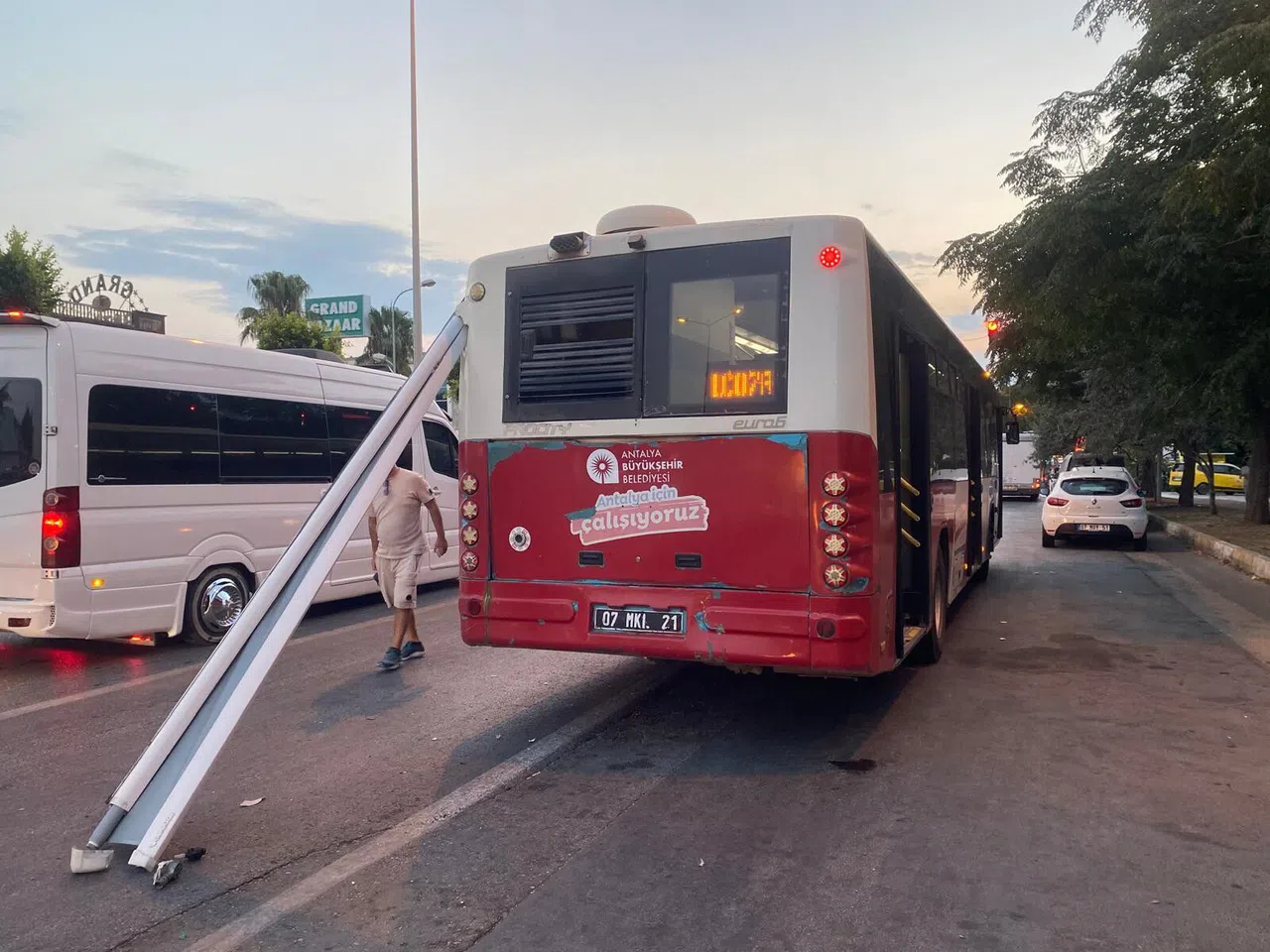 Halk Otobüsüne Karavan Tentesi Saplandı
