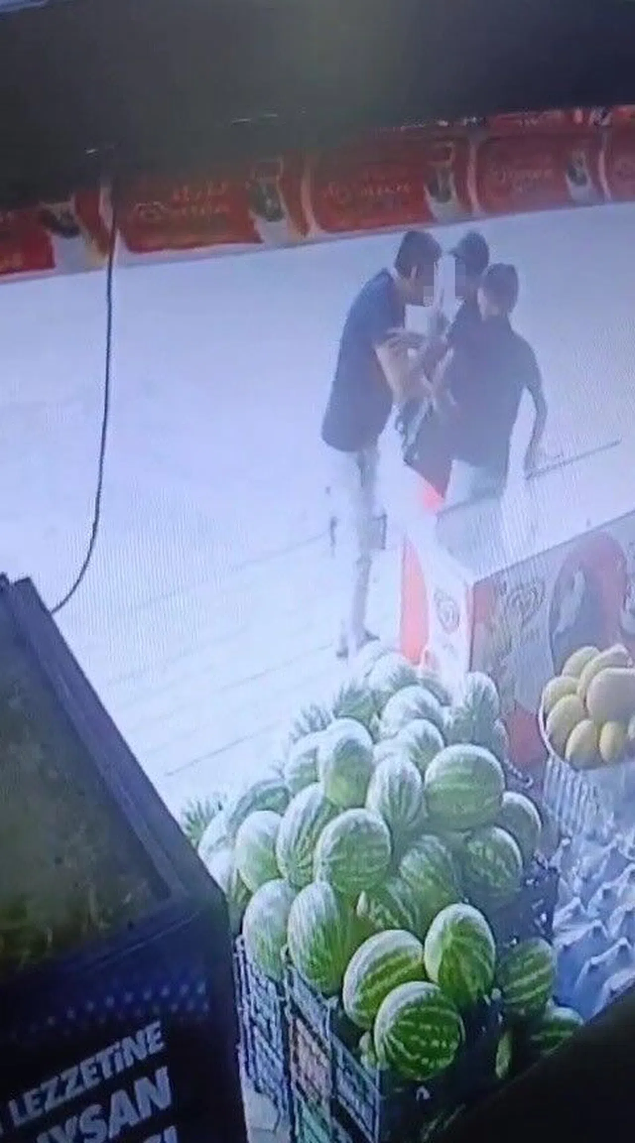 Marulu Beğenmeyen Müşteri, Marketin Küçük Çalışanını Darp Etti