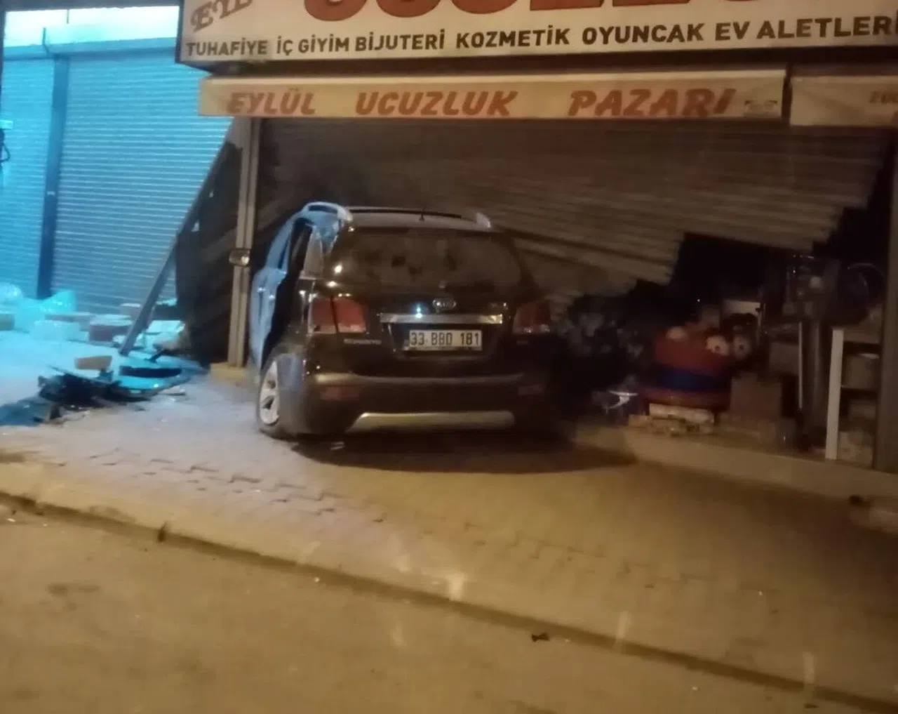 Araç İşyerine Daldı: 2 Yaralı