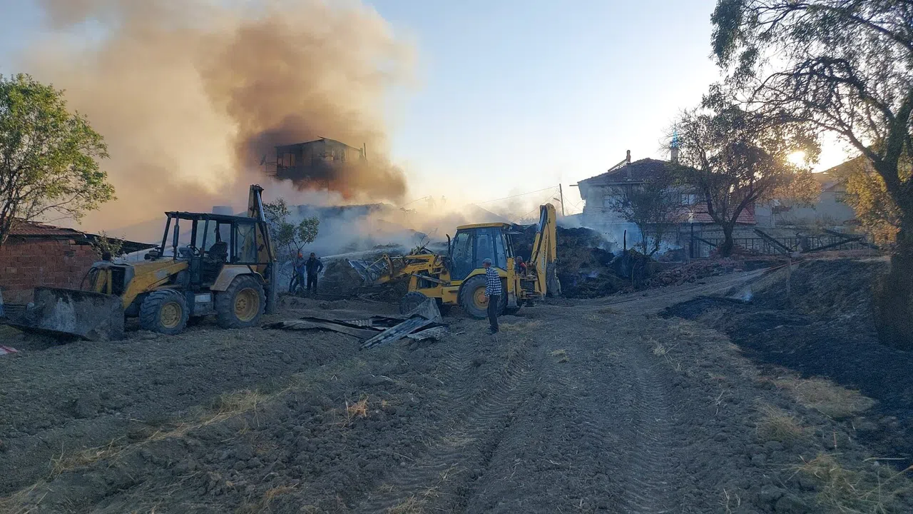 Kaynak Makinesinden Çıkan Yangında Ev, Araç Ve Ahır Yandı, 3 Buzağı Telef Oldu