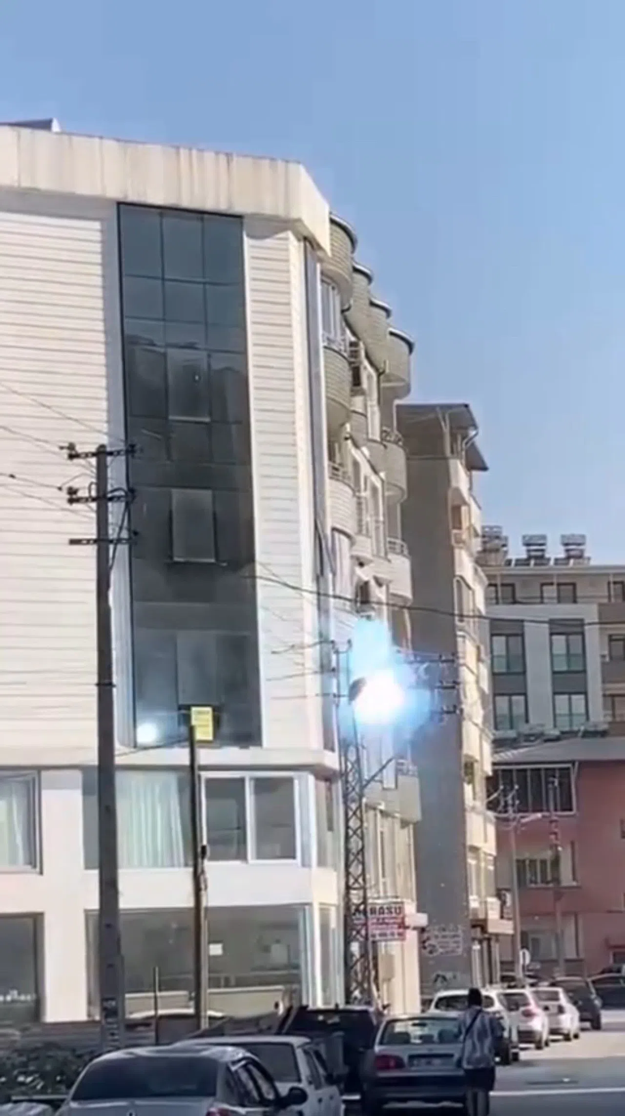 Aşırı Sıcaklarla Birlikte Elektrik Hattında Art Arda Patlamalar Yaşandı