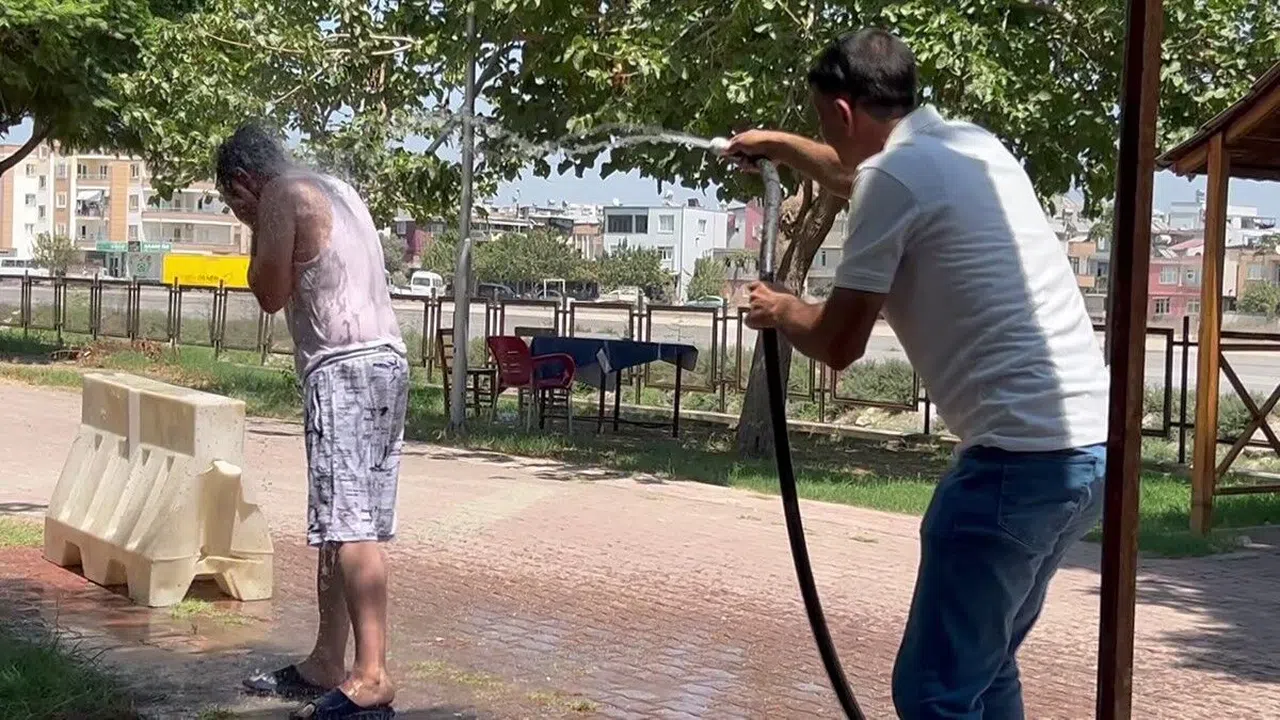 Sıcakla Mücadele: Serinlemek İçin Her Yolu Denediler