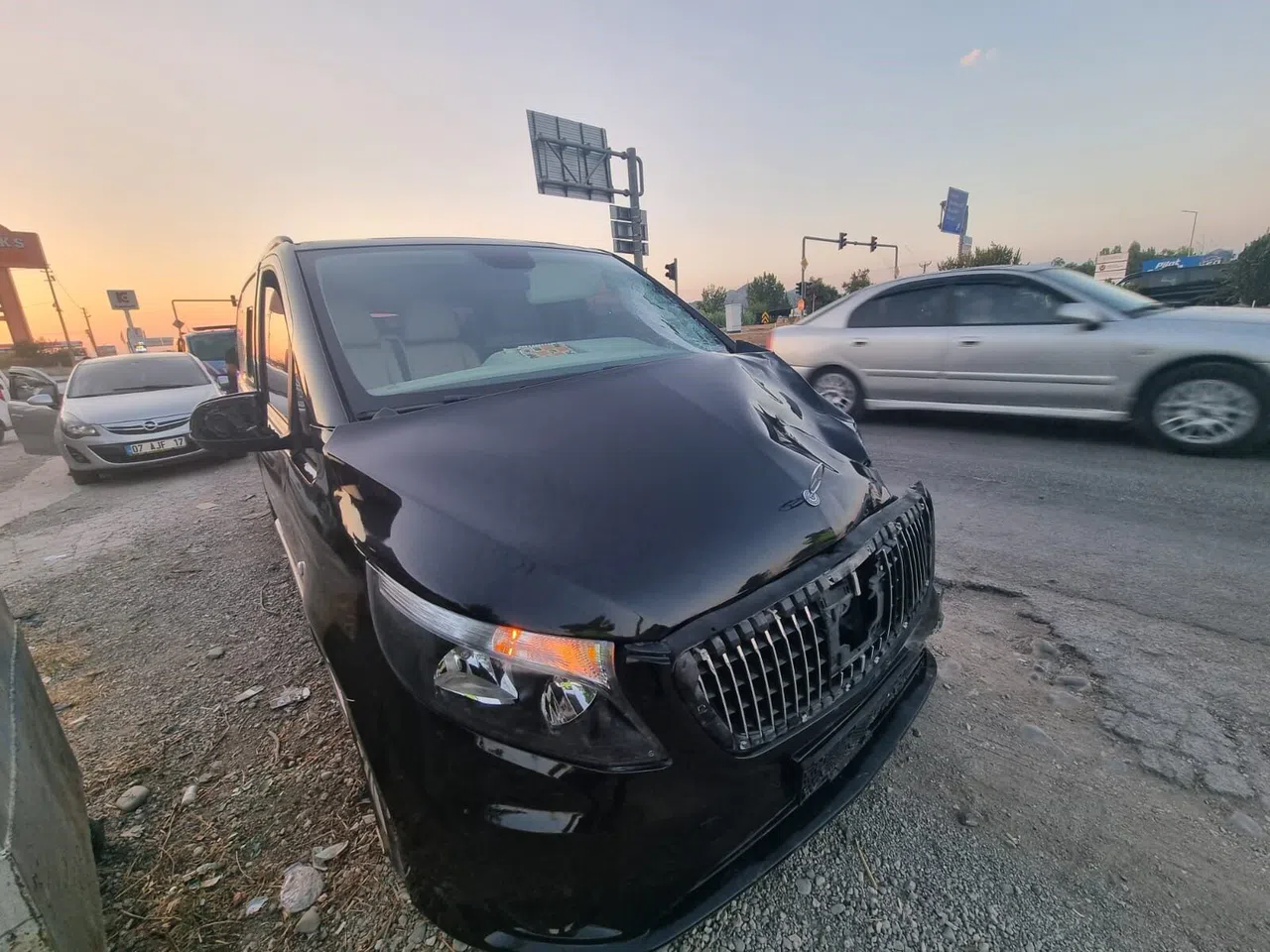 Kırmızı Işık İhlali Yapan Tur Aracı Motosiklete Çarptı: 1 Ölü