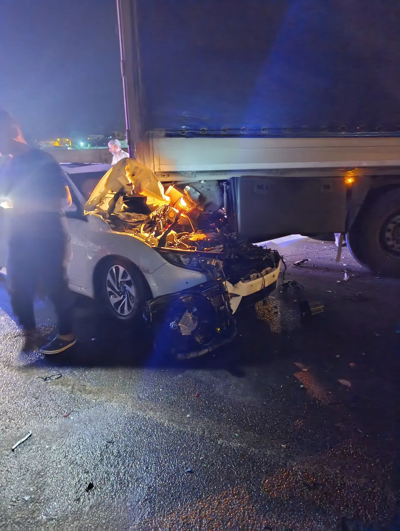 Otomobil, park halindeki tırın altına girdi: 3 ağır yaralı