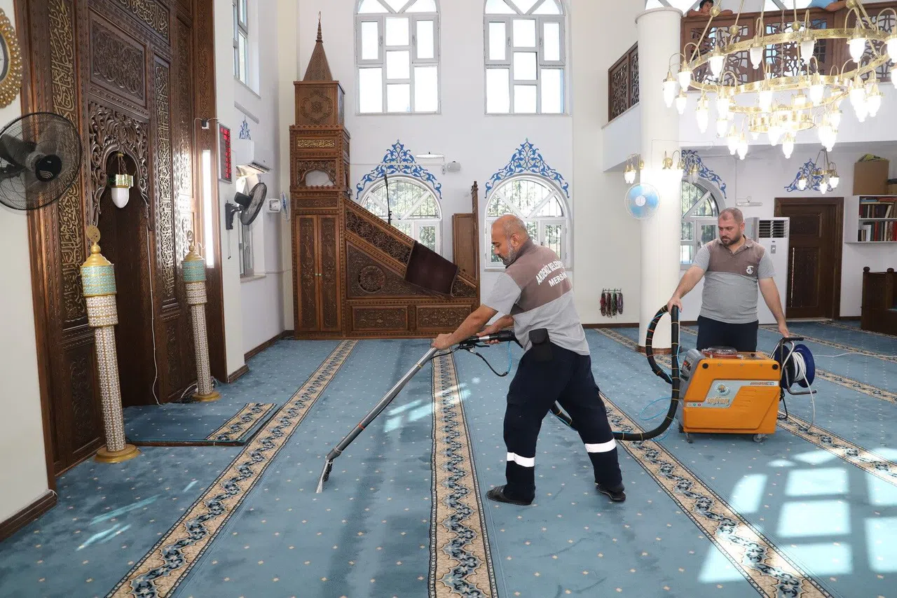Mersin'de İbadethaneler Temizleniyor, Halılar Yıkanıp Dezenfekte Ediliyor