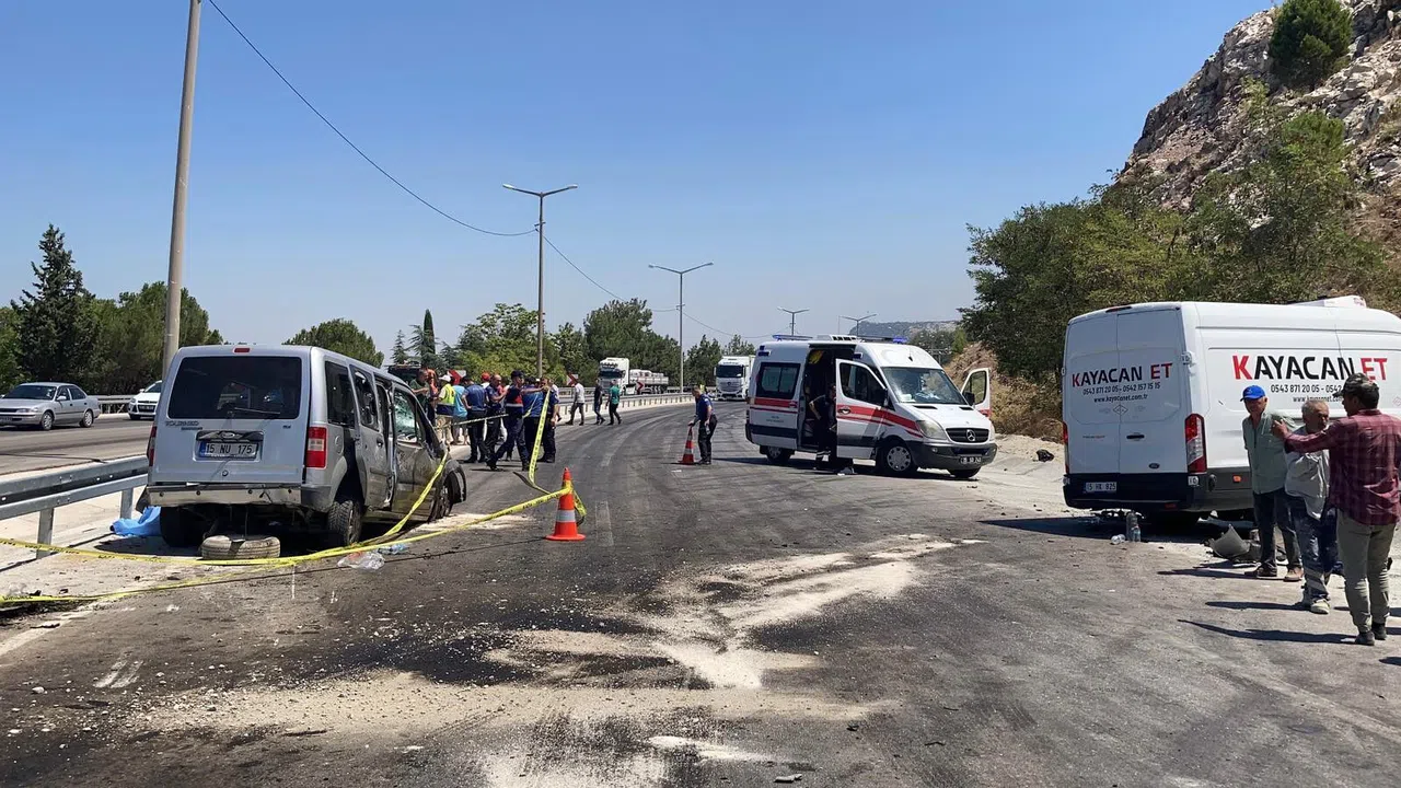 Yol Çalışması Nedeniyle Tek Şeride Düşen Yolda Feci Kaza:1 Ölü 6 Yaralı
