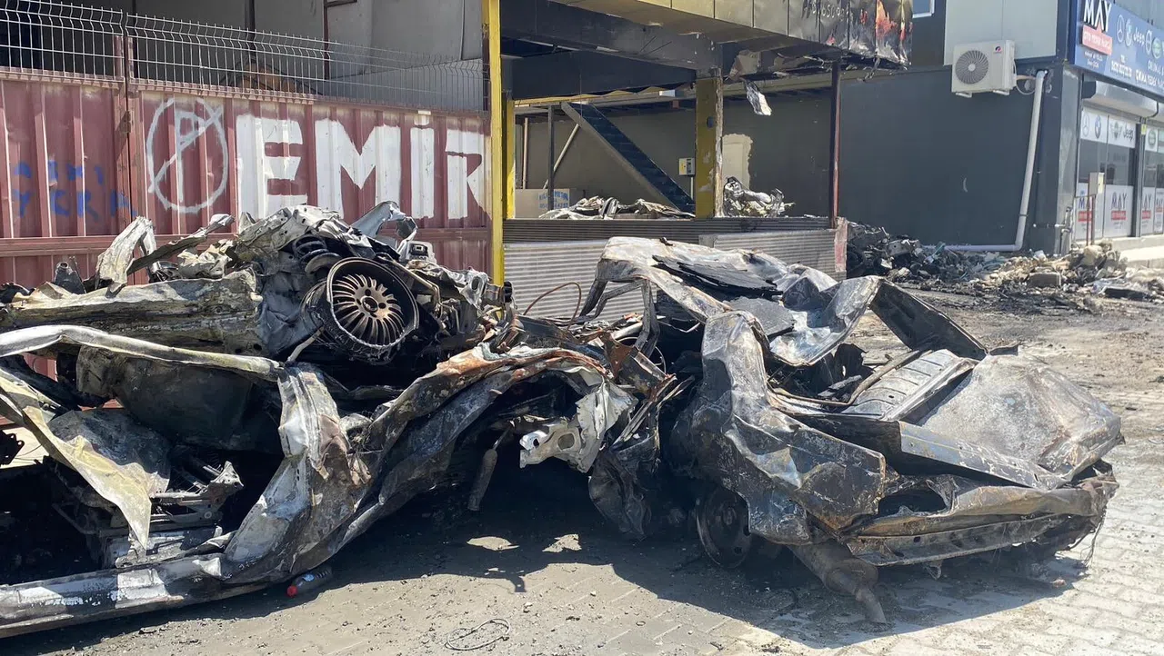 Korku Dolu Anlar: İşyeri Ve Hurda Araçlar Alevlere Teslim Oldu