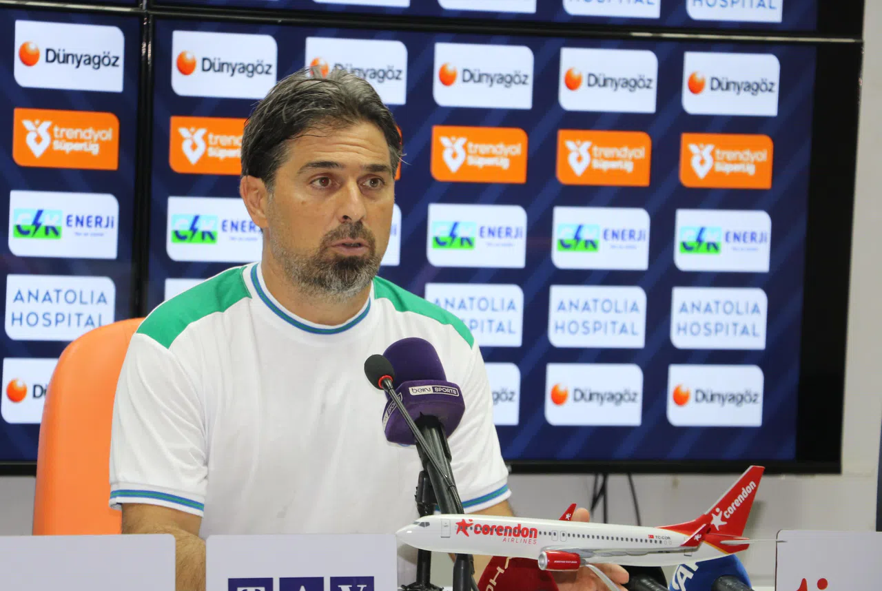 İlhan Palut: "Çok Gol Kaçırıyoruz Maalesef"