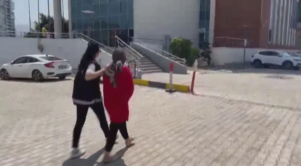 AVM’de 5 Farklı Mağazadan Kıyafet Ve Ayakkabı Çaldı