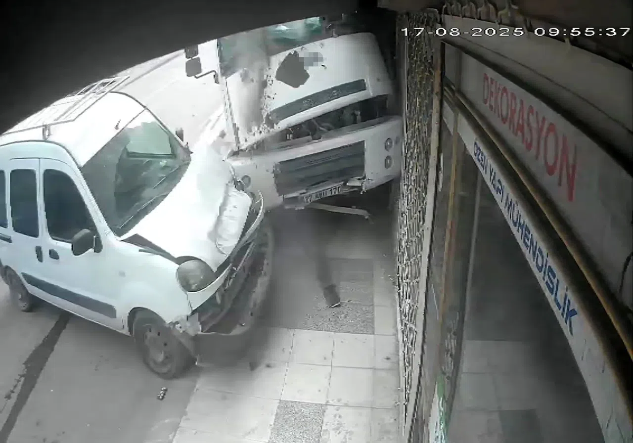 Freni Boşalan Arazöz Araçlara ve İş Yerine Çarptı