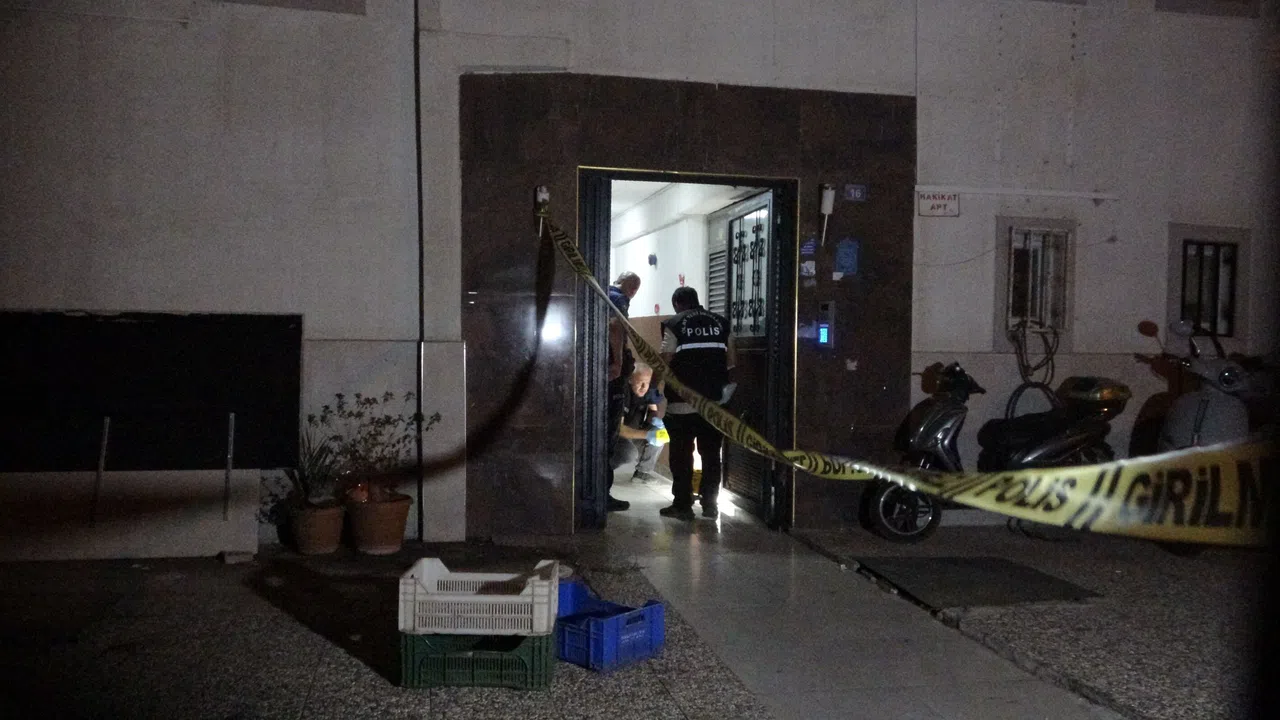 Apartman Önünde Silahlı Saldırı: Genç Adam Ağır Yaralı