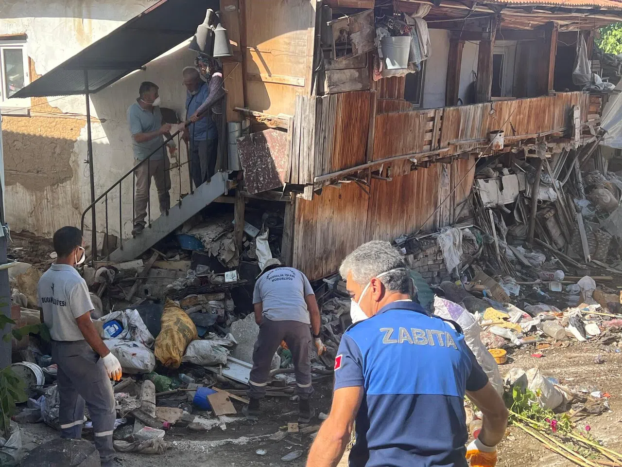 Yaşlı Çiftin Evinden 20 Kamyon Çöp Çıktı