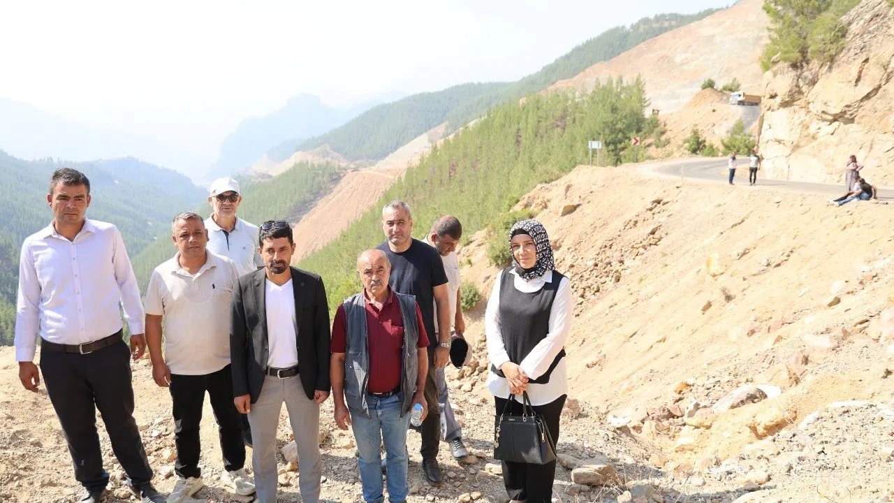 Adana’da 5 Kişinin Öldüğü Yol İçin Nöbet Tutan Ailelere Muhtarlardan Destek