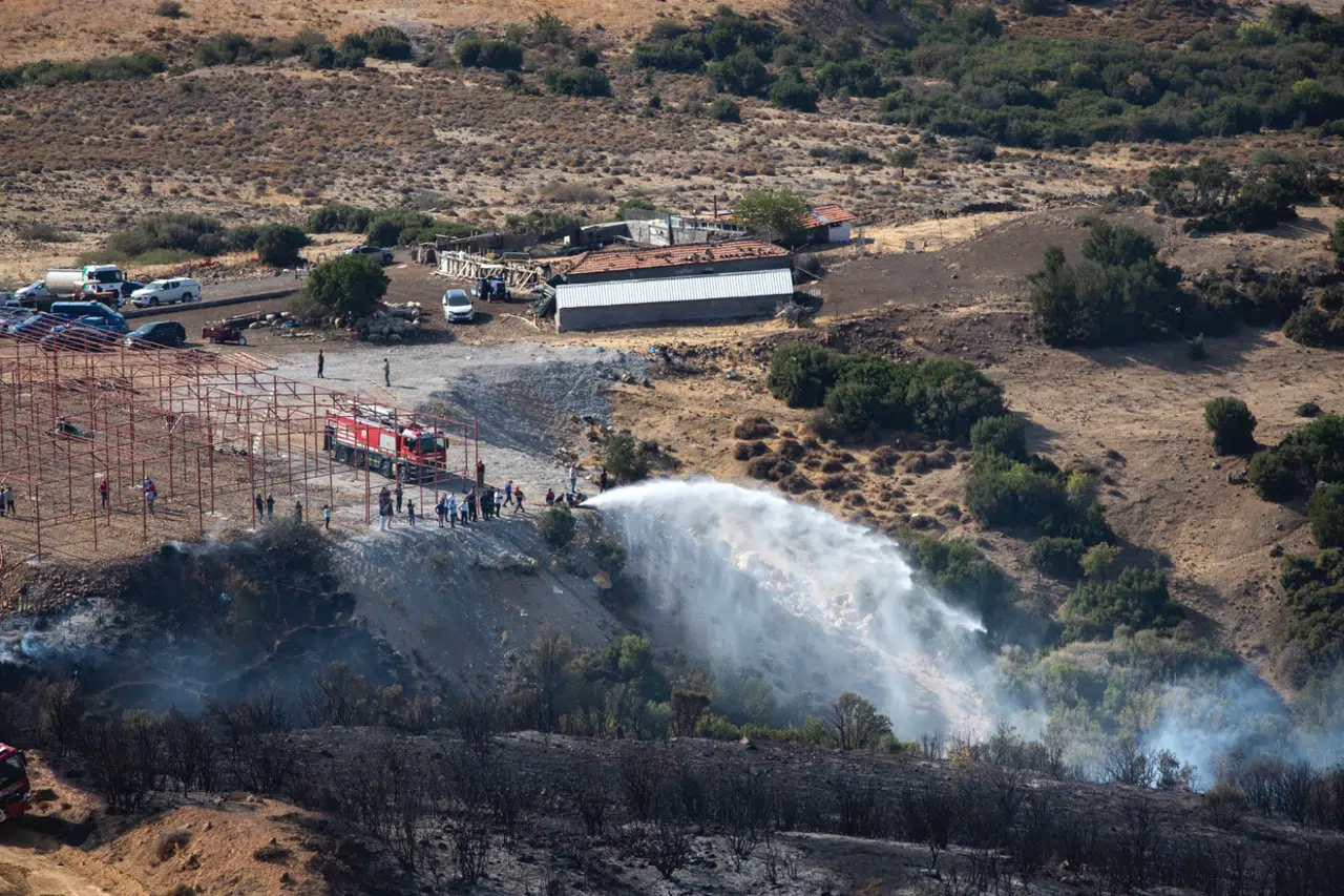 Aliağa ve Menderes’teki yangınlar kontrol altında