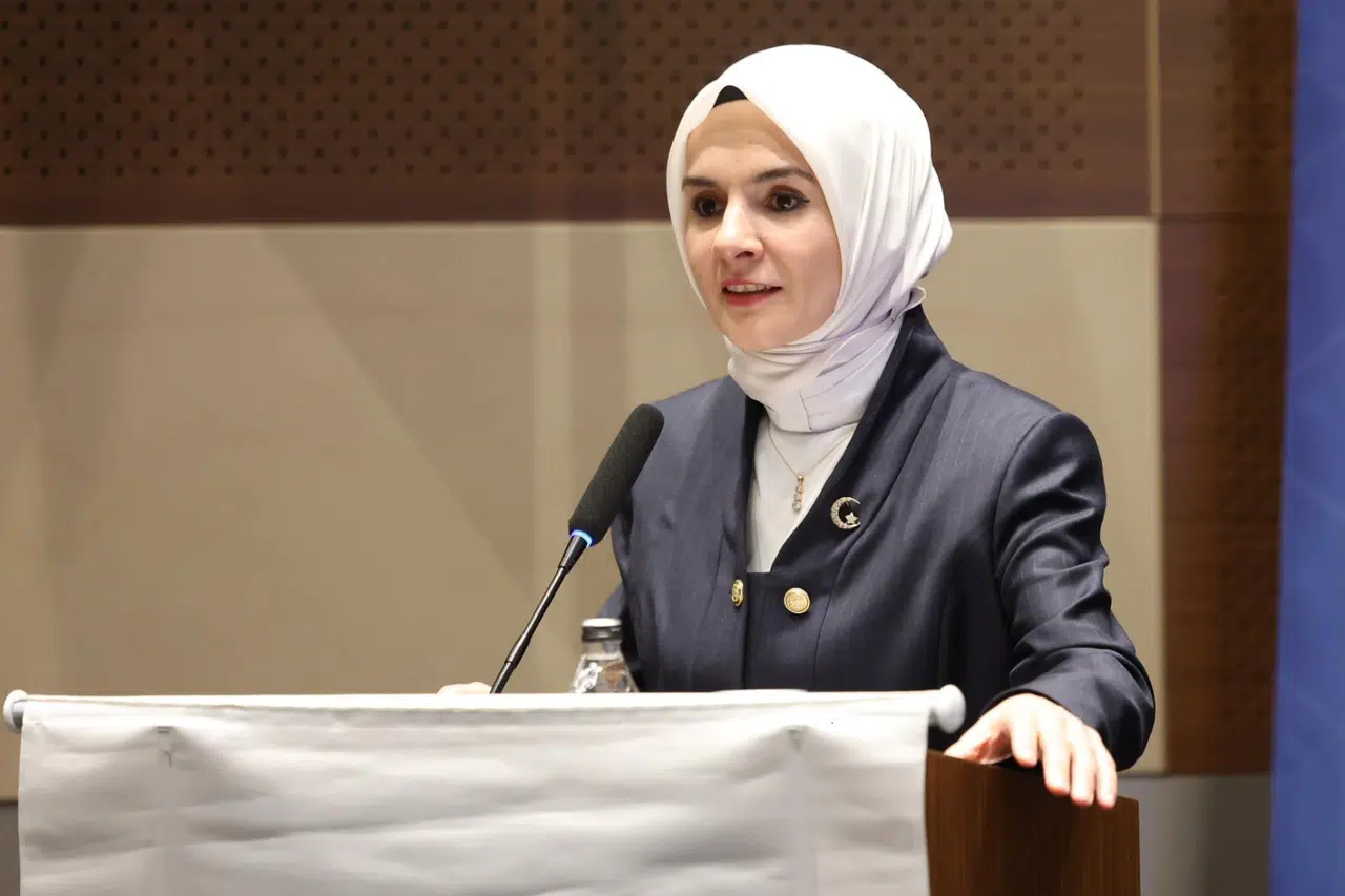 Bakan Göktaş'tan YKS çıkışında babasının çiçekle karşıladığı Çimen'e tebrik telefonu