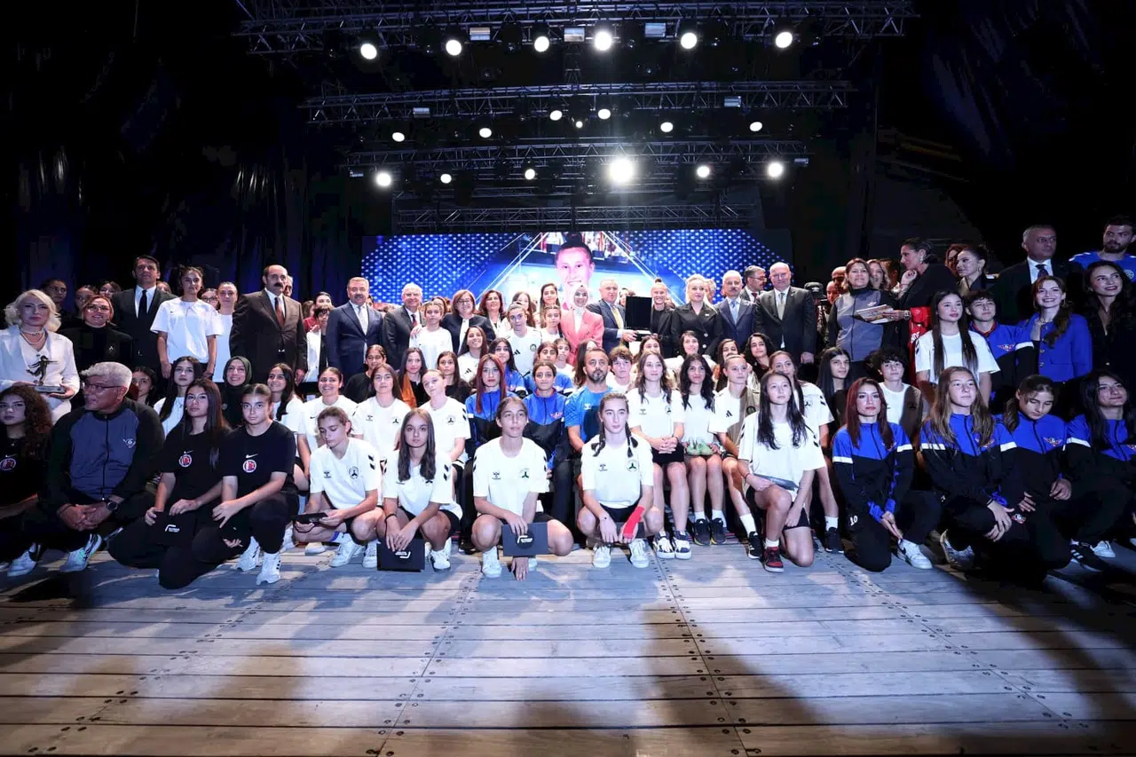 Bakan Güler: Sahada koşan her genç kızımız geleceğe umut oluyor