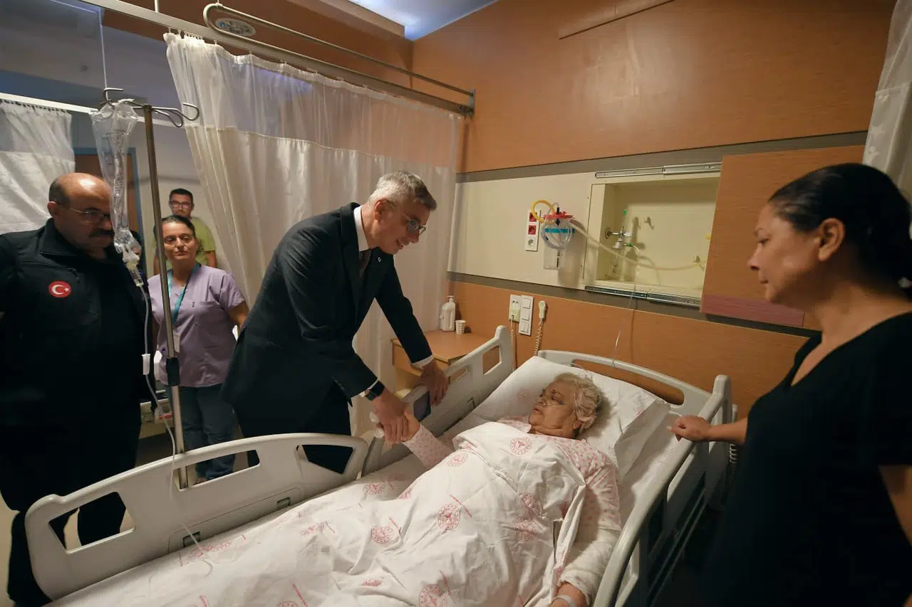 Bakan Memişoğlu, Balıkesir’deki depremzedeleri ziyaret etti
