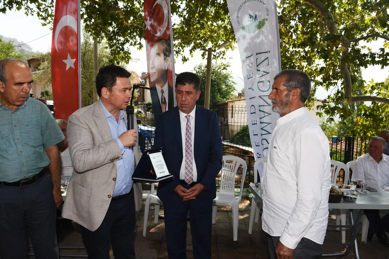 Gönüllü temizlik elçilerine teşekkür plaketi