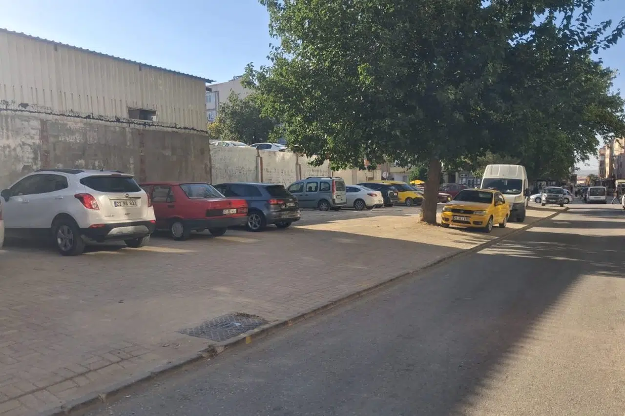 Kaldırımlar otoparka dönüştü!