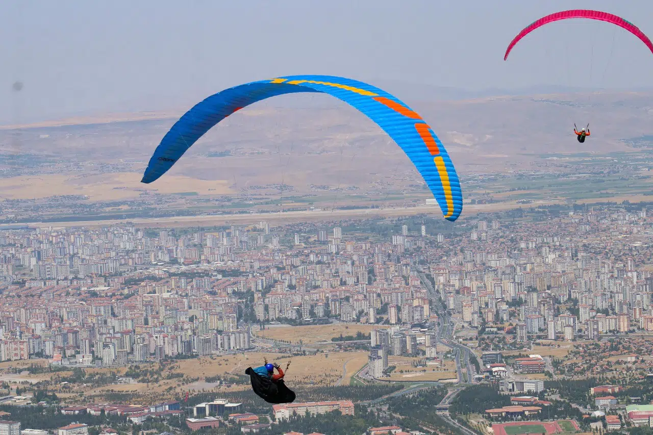Kayseri'de yamaç paraşütçüleri kıyasıya yarıştı