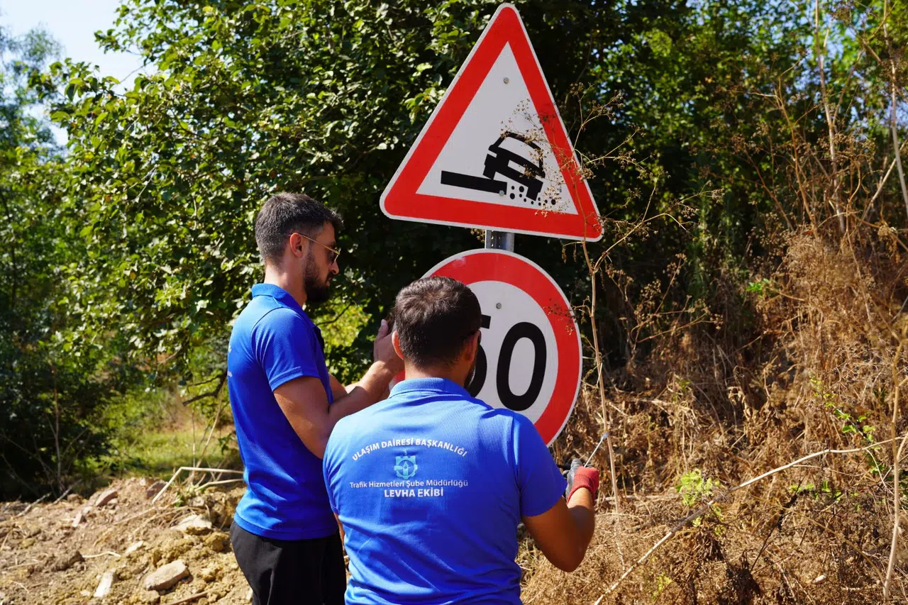 Kırsalda ulaşım levhaları yenileniyor