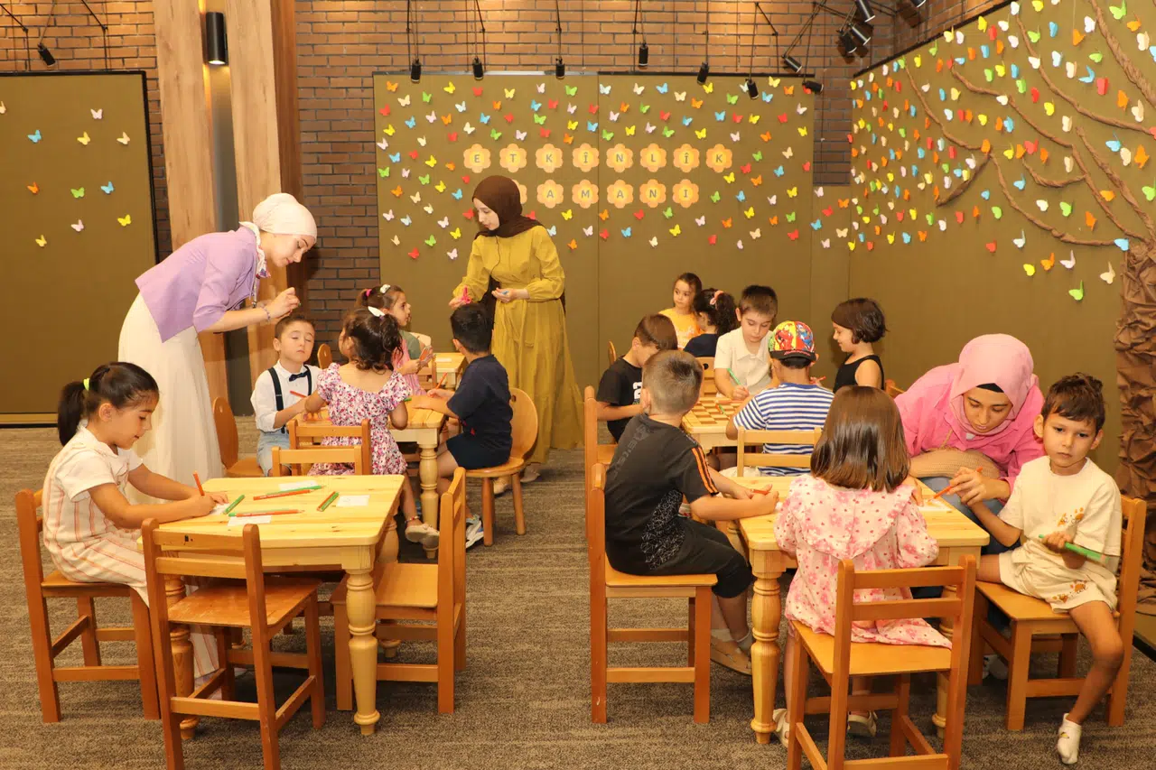 Masal atölyesi miniklerden tam not aldı