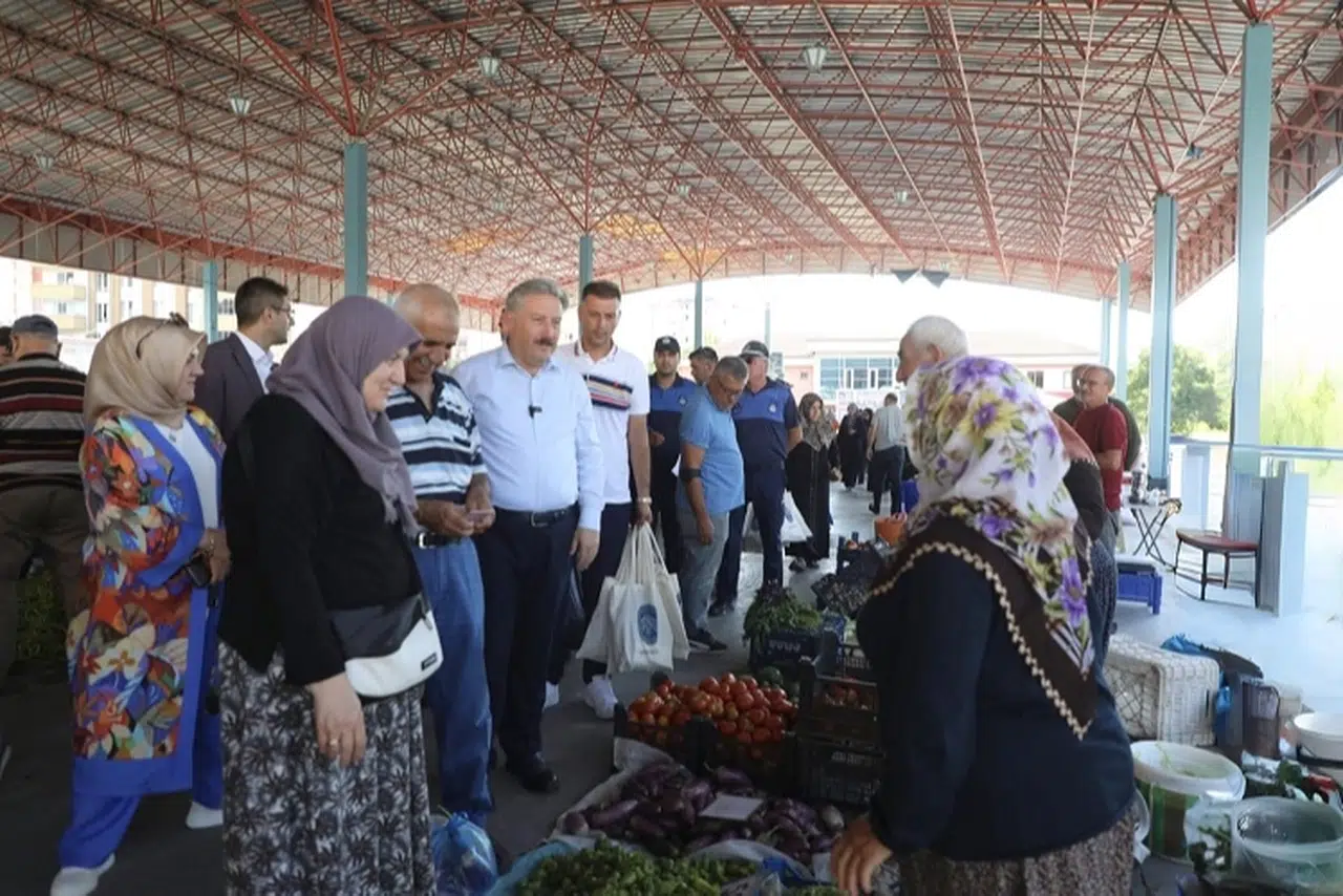 Mustafa Palancıoğlu  köy pazarında