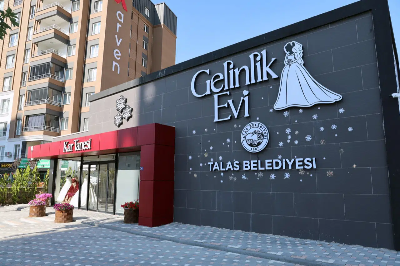 500 modelle hizmet veren Kar Tanesi Gelinlik Evi açıldı