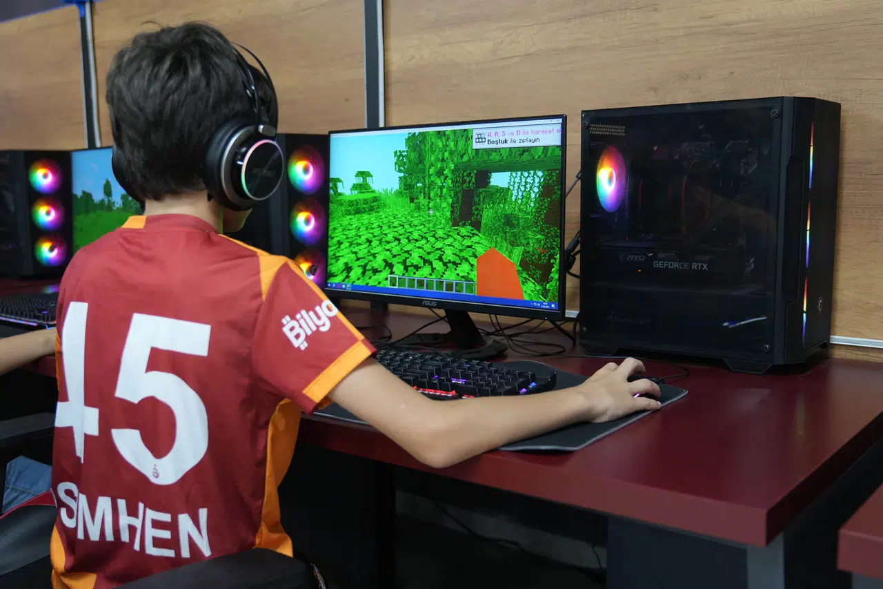 Özel gereksinimli çocuklara teknoloji dolu yaz etkinliği