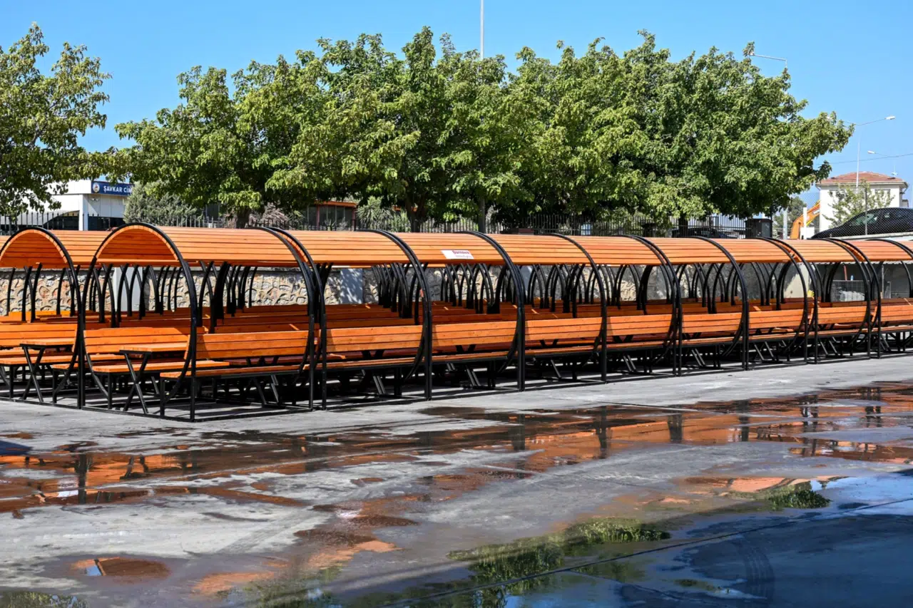 Parklarda kapalı bank konforu